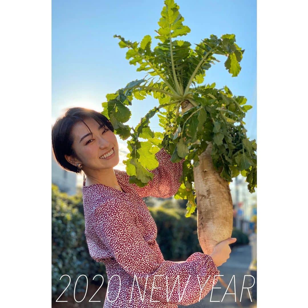 中里亜美さんのインスタグラム写真 - (中里亜美Instagram)「あけましておめでとうございます🎍 2020年もよろしくネ🐀 ─── #2020年 #開幕 #日本酒 #泡盛 #実家で激しい飲み食い #幸せ #正月 #立派な大根もらったよ #とってもとっても #ご立派です👏🏻」1月3日 0時36分 - __ami__go__