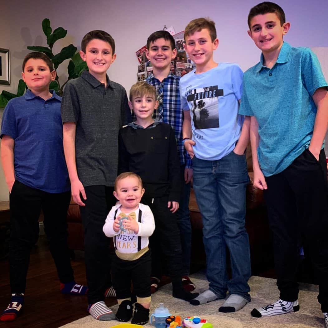 ディーナ・ニコール・コルテーゼのインスタグラム：「CJs Bodyguards ❤️ #cousins #family #newyearseve」