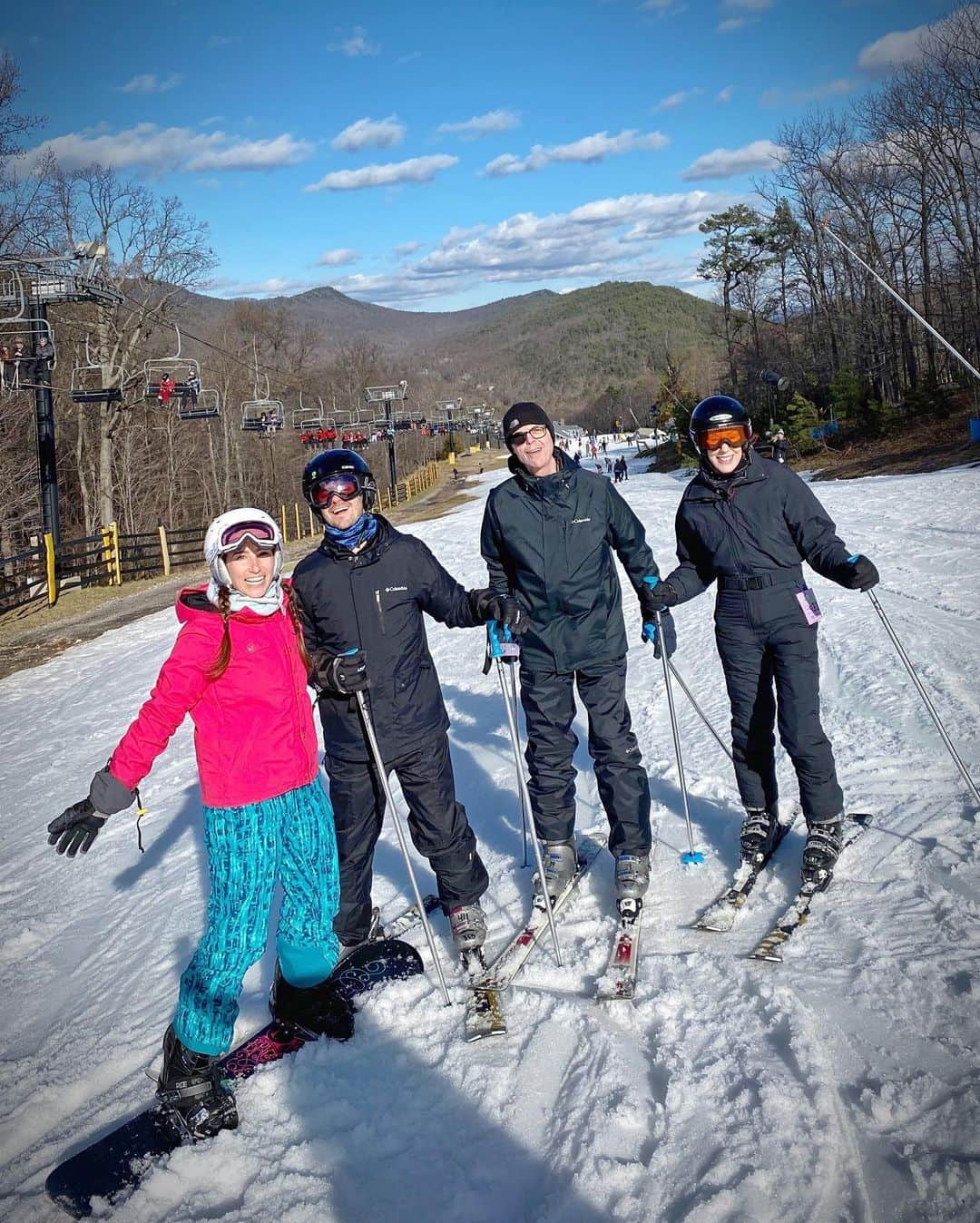 ブレンダン・ロビンソンさんのインスタグラム写真 - (ブレンダン・ロビンソンInstagram)「Happy New Year from the slopes!! Swipe right to watch me and @hpugz “shred the gnar” (@hpugz tells me that’s snowboarder speak 😂). . . . #newyear #snow #skiing #snowboarding #ski #fun #vacation #holidays #winter」1月3日 0時52分 - brendanrobinson