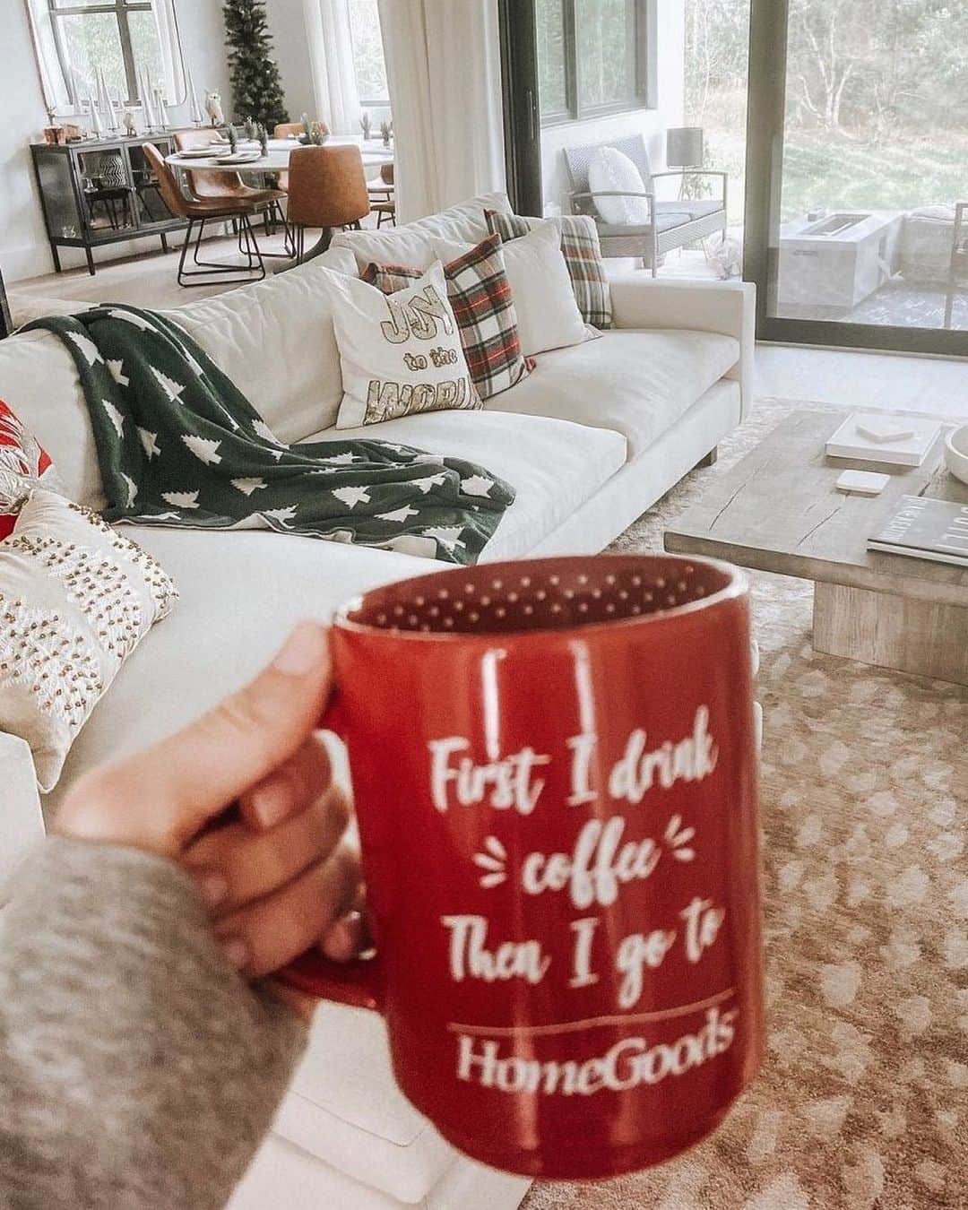 のインスタグラム：「New year, same morning routine (📸: @bayleedeyondesign)」