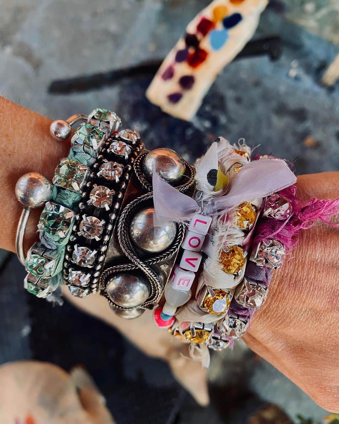 ダニジョーのインスタグラム：「Happy Reminders 🌈🥳🍒🦀🌼🦜🥝🍭🪁🎣 🔮🧬💜🌸 Tap to Shop Danni’s #armparty」