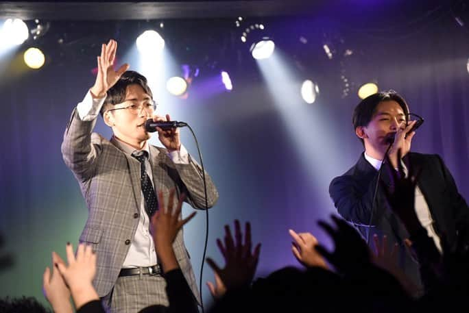 KEN THE 390さんのインスタグラム写真 - (KEN THE 390Instagram)「昨年最後のライブは、DOTAMA君のワンマンへの客演でした。 参加した楽曲"MORNING RUSH"にちなんで、スーツでの登場でした！  今年2020年最初のライブは、タワーレコード40周年企画ライブ、1月18日NORIKIYOとのツーマンです。  チケットはぴあにて発売中 お待ちしています！！ #kenthe390」1月3日 0時47分 - kenthe390