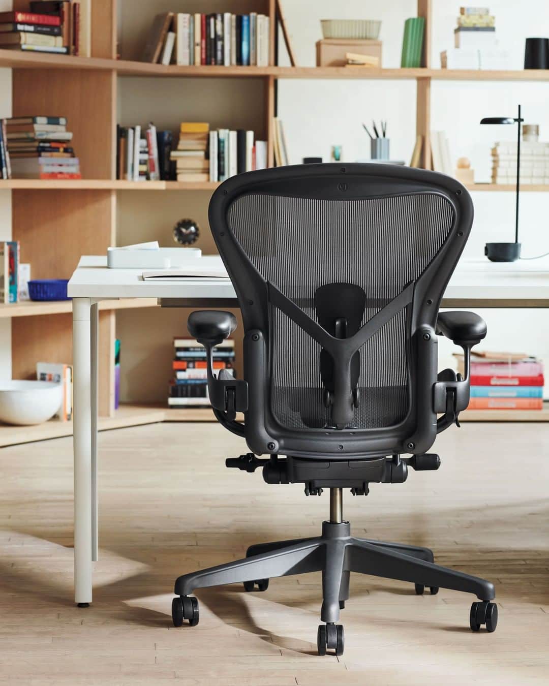 Herman Miller （ハーマンミラー）さんのインスタグラム写真 - (Herman Miller （ハーマンミラー）Instagram)「A more productive 2020 starts with the right home office. Get there with the Aeron Chair.」1月3日 1時00分 - hermanmiller