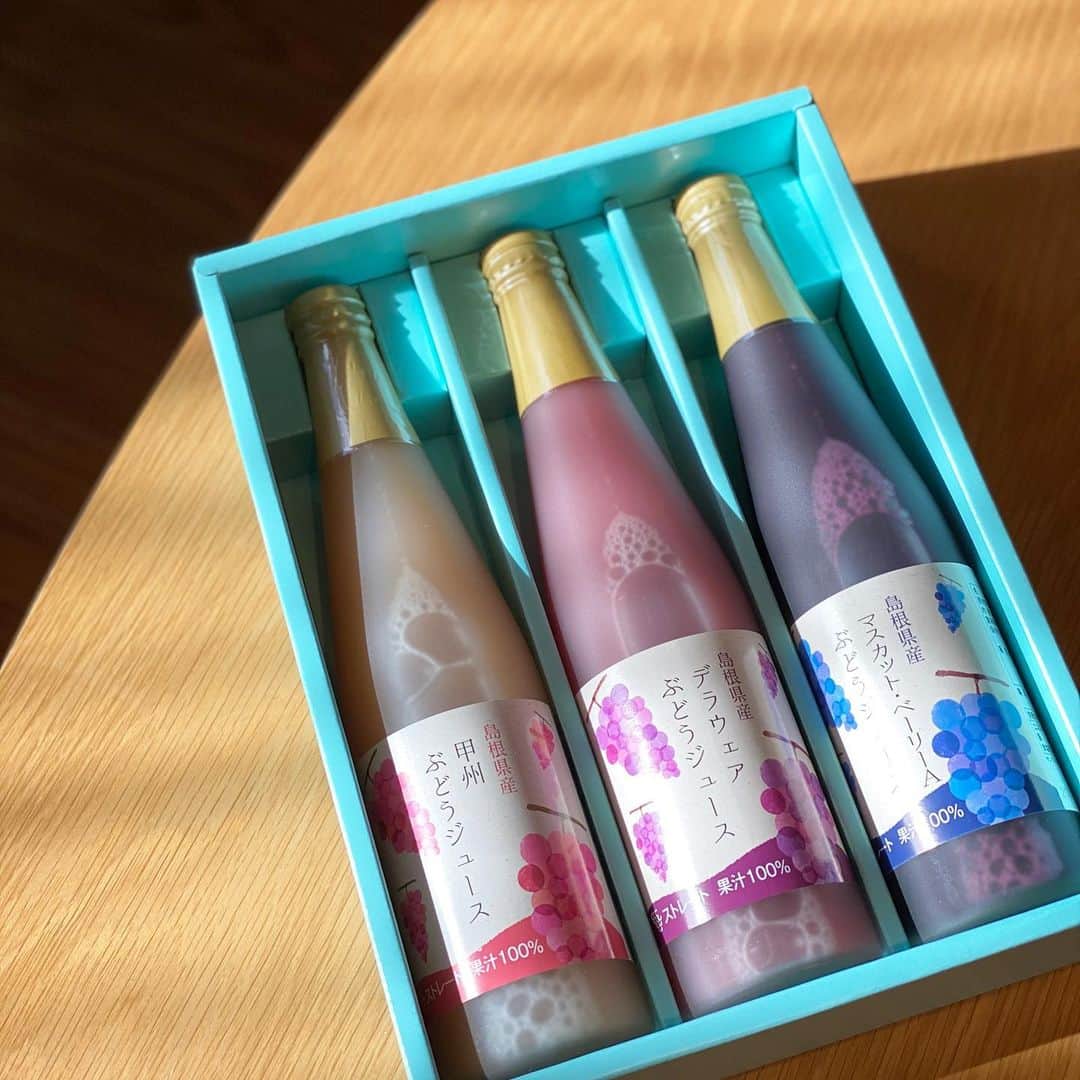 ロシアン佐藤のインスタグラム：「出雲といえばぶどうも有名って知ってた👯‍♀️？ 出雲には、試飲し放題の #島根ワイナリー というのが出雲大社のごく近くにあります。 自分でワインついで飲み放題の試飲。 プレミアムなワインも100円くらいで試飲できて、お土産も試食し放題。 ワイン飲めないよーって人にはぶどうジュースも飲み放題で置いてあるよ！  写真は島根のぶどうを使ったプレミアムなジュース！  出雲市さんから頂きました🙏❤️❤️ 特別な時に飲もうと思ってまだ手がでず。w 年明けにエッジニアのみんなと飲もうかな👯‍♀️ #島根 #島根デラウェア #島根ワイナリー」