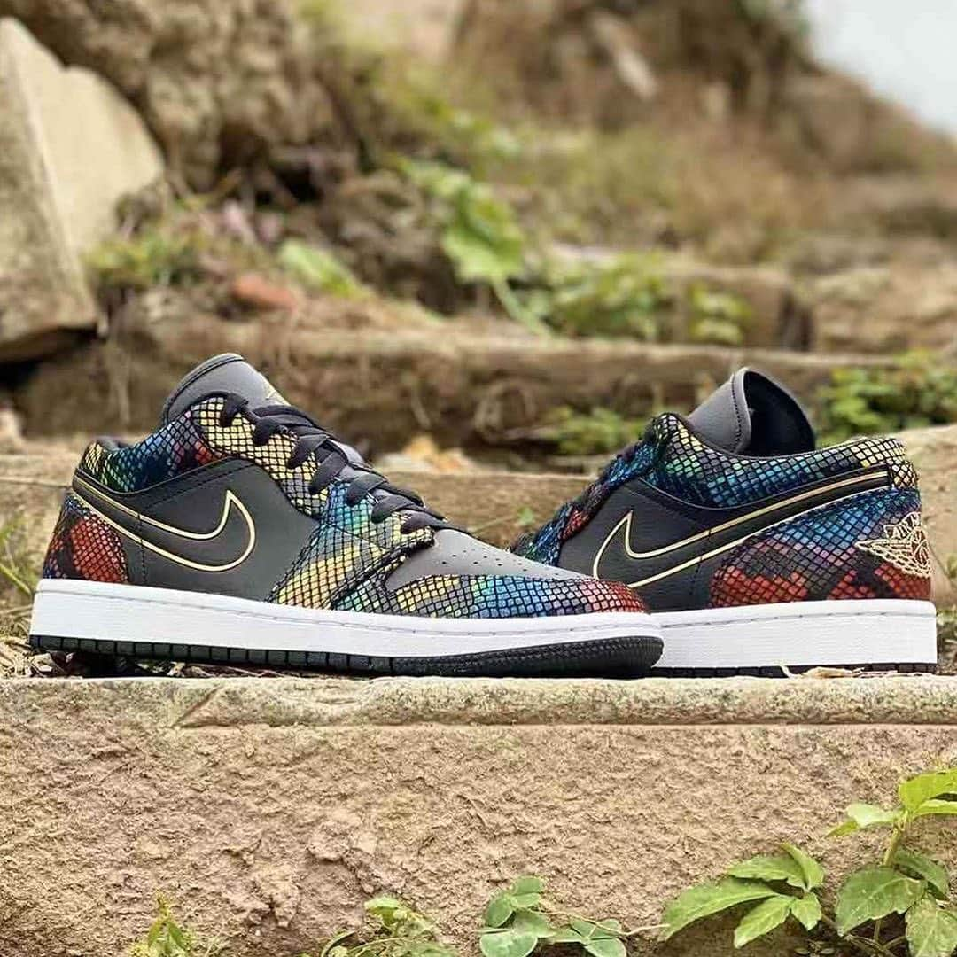 Sneaker News x Jordans Dailyさんのインスタグラム写真 - (Sneaker News x Jordans DailyInstagram)「The Air Jordan 1 Low joins in on Black History Month with its own colorful tooling, adding notes of red, yellow, blue, and green to a snakeskin outfit. Tap the link in the bio for details #jordansdaily」1月3日 1時12分 - jordansdaily