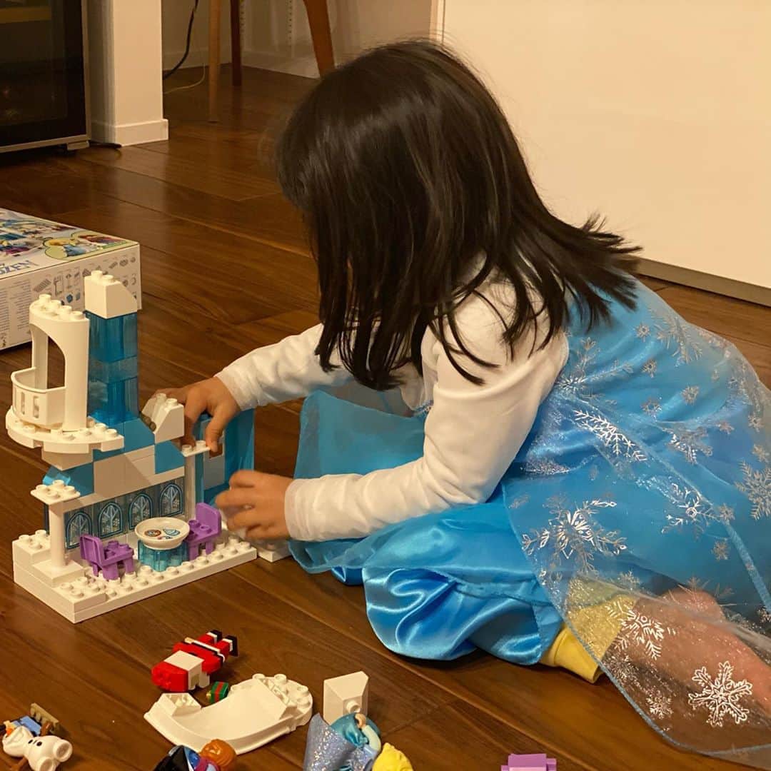 田村淳のインスタグラム：「雪の女王がお城をブロックで作ってます。家では、ほぼ毎日オラフ役をやらされていますw  #アナと雪の女王  #オラフ」
