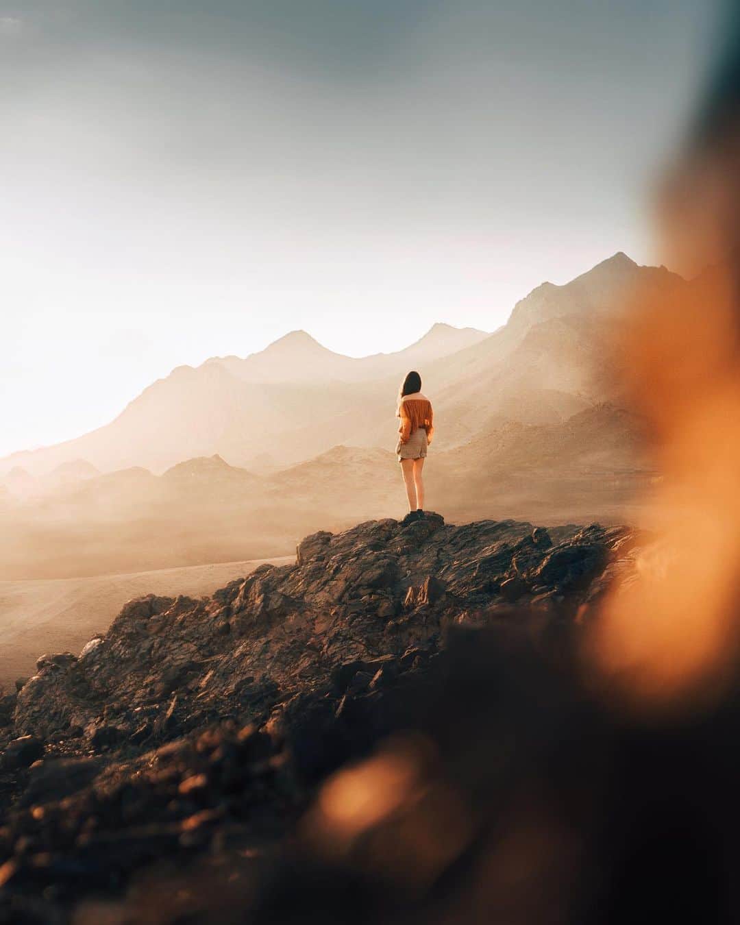 のインスタグラム：「{ Welcome 2020 } • Starting this new decade with the tones of color and the light I prefer, the warm and humid one of the desert, here in Hatta, a city surrounded by rocks, on which to stay for a few days. @visit.hatta #MeraasDubai #VisitHatta @mydubai @visit.dubai #visitdubai #mydubai」