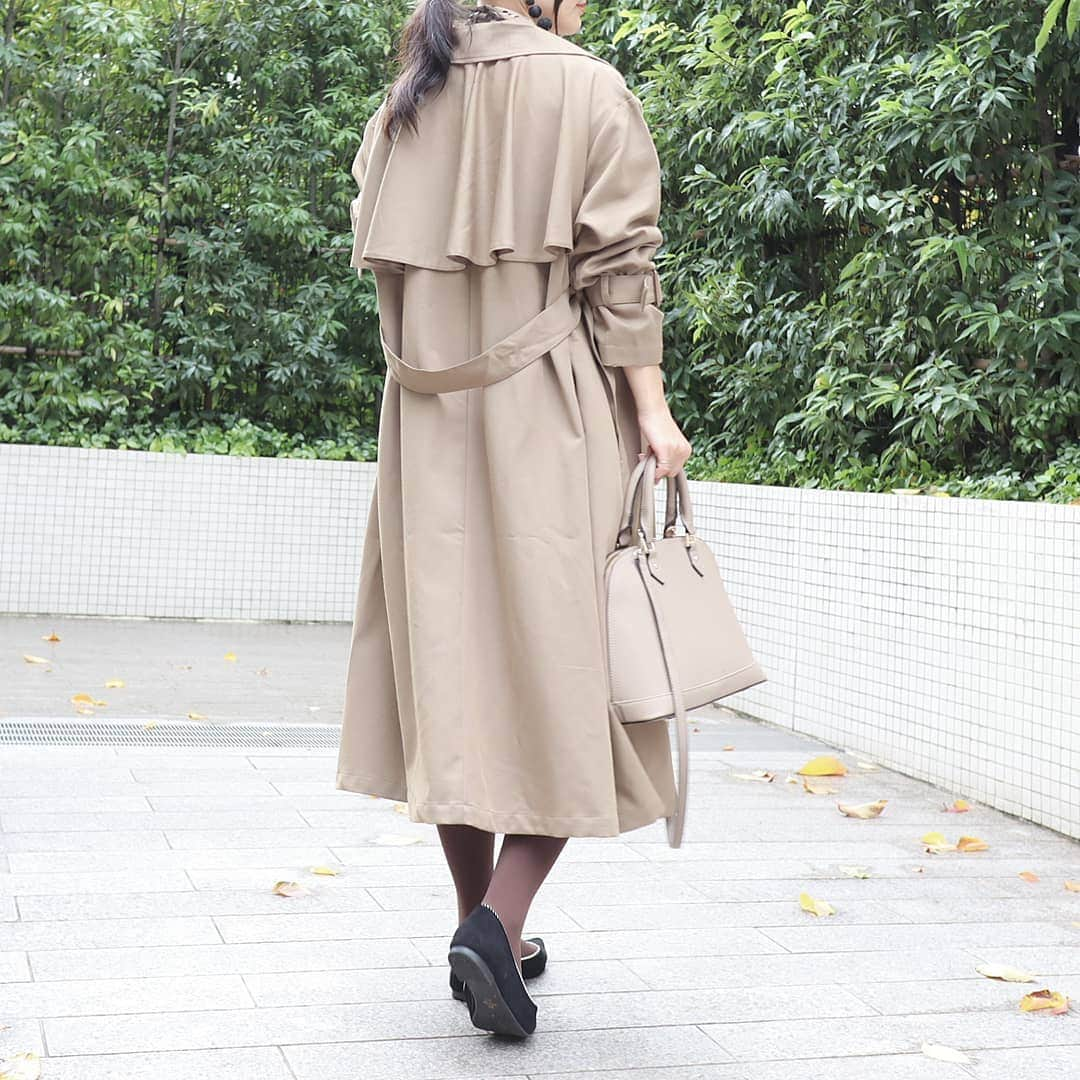 Eri Satoさんのインスタグラム写真 - (Eri SatoInstagram)「beige×brown×blackコーデ · coat: @urs_official #フリルヨークトレンチコート shoes: @outletshoes_official bag: @kalie_official skirf: @gu_for_all_ @gu_global · お気に入りのコート ウエストはベルトでキュッとしても可愛いし、こうしてふわっとさせても良い💗 GUのレオパ柄スカーフをポイントにしたよ🐆 · お仕事もお休みなのんびりお正月🤗 昨年末からはキャスティングのお仕事もしておりまして。 人脈だけは人並み以上にあるので、いろんなご縁を繋げられたら良いなーと思って頑張っております😌 なので皆様、お声掛けの際は協力してもらえたら嬉しいでーす😂✨ · #urs#urs_styling#ユアーズ#アウトレットシューズ#outletshoes_life #fashion#ootd#outfit#code#coordinate#style#ファッション#コーディネート#コーデ#プチプラ#プチプラコーデ#guコーデ#シンプルコーデ#mamagirl#locari#ママファッション #partegram #l4like#カジュアル#お洒落さんと繋がりたい#トレンチコート」1月3日 1時22分 - satoeri626