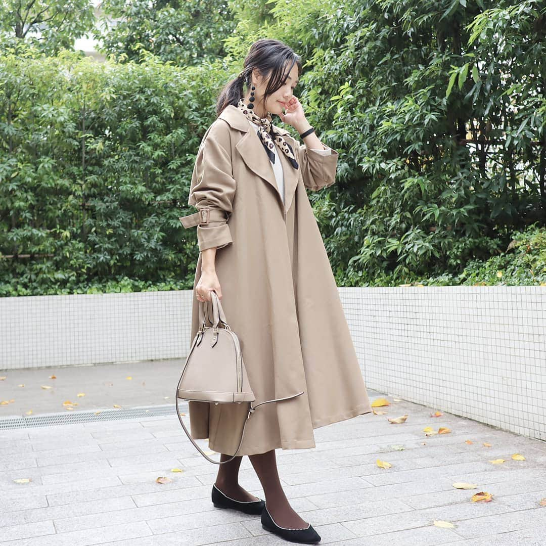 Eri Satoさんのインスタグラム写真 - (Eri SatoInstagram)「beige×brown×blackコーデ · coat: @urs_official #フリルヨークトレンチコート shoes: @outletshoes_official bag: @kalie_official skirf: @gu_for_all_ @gu_global · お気に入りのコート ウエストはベルトでキュッとしても可愛いし、こうしてふわっとさせても良い💗 GUのレオパ柄スカーフをポイントにしたよ🐆 · お仕事もお休みなのんびりお正月🤗 昨年末からはキャスティングのお仕事もしておりまして。 人脈だけは人並み以上にあるので、いろんなご縁を繋げられたら良いなーと思って頑張っております😌 なので皆様、お声掛けの際は協力してもらえたら嬉しいでーす😂✨ · #urs#urs_styling#ユアーズ#アウトレットシューズ#outletshoes_life #fashion#ootd#outfit#code#coordinate#style#ファッション#コーディネート#コーデ#プチプラ#プチプラコーデ#guコーデ#シンプルコーデ#mamagirl#locari#ママファッション #partegram #l4like#カジュアル#お洒落さんと繋がりたい#トレンチコート」1月3日 1時22分 - satoeri626