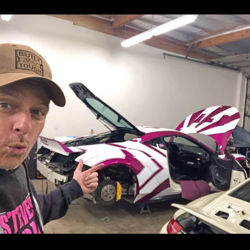 スティーブのインスタグラム：「Big project!! Wow! Ripping apart the rarri for a lot of LED lights and a new awesome @fiexhaust  thanks to @alpharestyling for the exhaust and for helping @ofcustoms with the leds!! Part 1 of ferrari project video is live!! Link in profile.  フェラーリ改造プロジェクト！日本人とアメリカ人の職人が力を合わせてどうなるのか？ ユーチューブで動画チェックしてね」