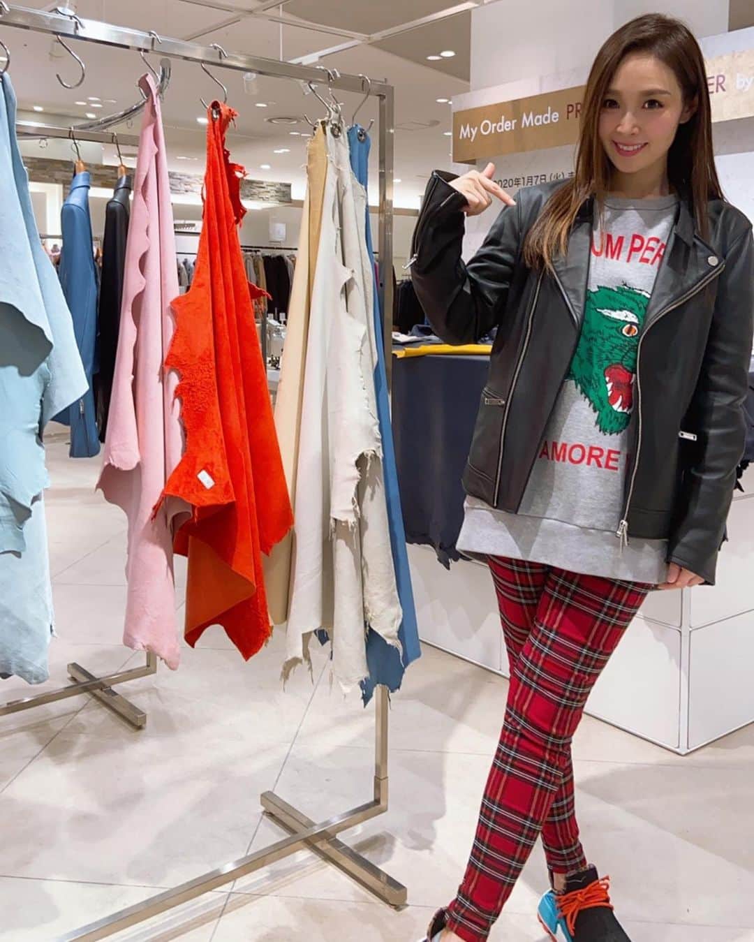愛内里菜のインスタグラム：「なんとー！﻿ 15年ぶりくらいの再会となりました😆‼️﻿久々に会えて感動でした✨✨✨ ﻿ 愛内里菜時代の初期のライブや衣装を手掛け、﻿ 縫製してくださっていた工場のオーナーさまと✨✨﻿ ﻿ 現在、東京青山にレザー工房を構え﻿ 「AOYAMA LEATHER」というブランドをされています☺️﻿ ﻿ 1月7日まで﻿ 大阪梅田阪急6階にて﻿ セミオーダー会を開催していますよー✨✨﻿ ﻿ 私はイエロー﻿ 妹はピンクの皮を選んで﻿ オーダーさせて頂きました！﻿ 冒険してみた🙌⭐️﻿ ﻿ そして形めちゃ迷うー🤭﻿ サイズ細かくオーダーできるので﻿ 自分の欲しい丈にできるのが嬉しい😆﻿ ﻿ 出来上がりがめちゃ楽しみー‼️‼️🌈﻿ ﻿ ﻿ #オーダーメイド　#オーダーメイド革製品﻿ #aoyamaleather﻿ #阪急梅田本店﻿ #レザー　#レザージャケット　#レザースカート﻿ #レザーパンツ　﻿ #ムートン　#ムートンコート　#ムートンジャケット﻿ #職人　﻿ #愛内里菜 改め#R として #歌手 再始動﻿ #垣内りか」