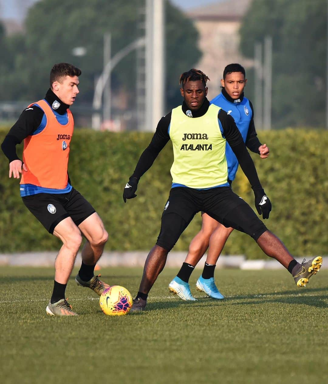 アタランタBCさんのインスタグラム写真 - (アタランタBCInstagram)「Prima doppia seduta del 2020 💪 First training sessions of the year ✅👊 ______ #GoAtalantaGo ⚫️🔵 #ForzaAtalanta #Atalanta #Bergamo #football #training」1月3日 1時39分 - atalantabc