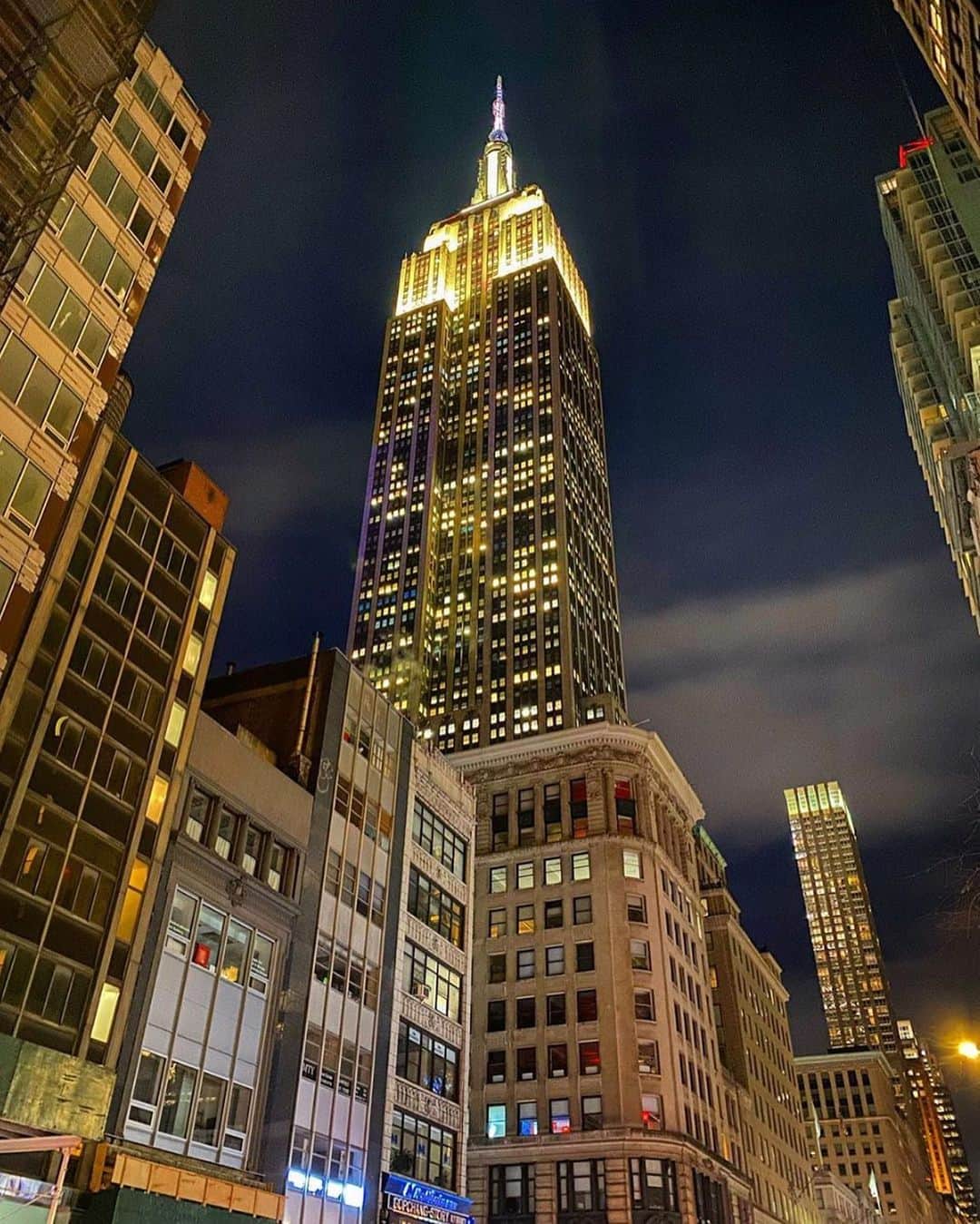 Empire State Buildingさんのインスタグラム写真 - (Empire State BuildingInstagram)「Look up & be inspired. ✨ . 📸: @msutternyc #EmpireStateBuilding」1月3日 1時42分 - empirestatebldg