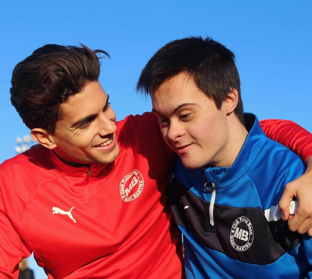 マルク・バルトラのインスタグラム：「Hace ya 4 años cumplí un sueño, el de crear un club de fútbol base, para que los niños y niñas de mi comarca crecieran con mi gran pasión, el fútbol. Pues ahora puedo decir que ese sueño se ha superado y es que tenemos un equipo inclusivo, porqué ellos también merecen disfrutar de su pasión por este deporte. ⚽💙 GRACIAS a todos los que formáis parte de este gran sueño, sois muy grandes! #ClubFutbolBaseMarcBartra @cfbmarcbartra @ericbartra」
