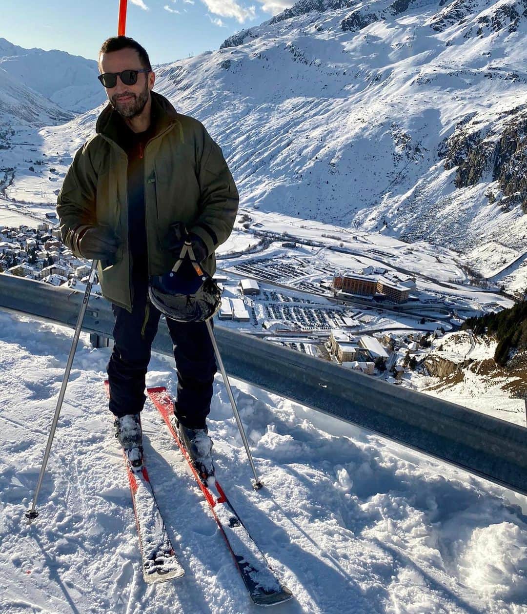 ニコラ・ジェスキエールのインスタグラム：「Best way to start the year 💪🏻 Hitting the slopes one last time before heading back to Paris!⛷⚡️🆖」