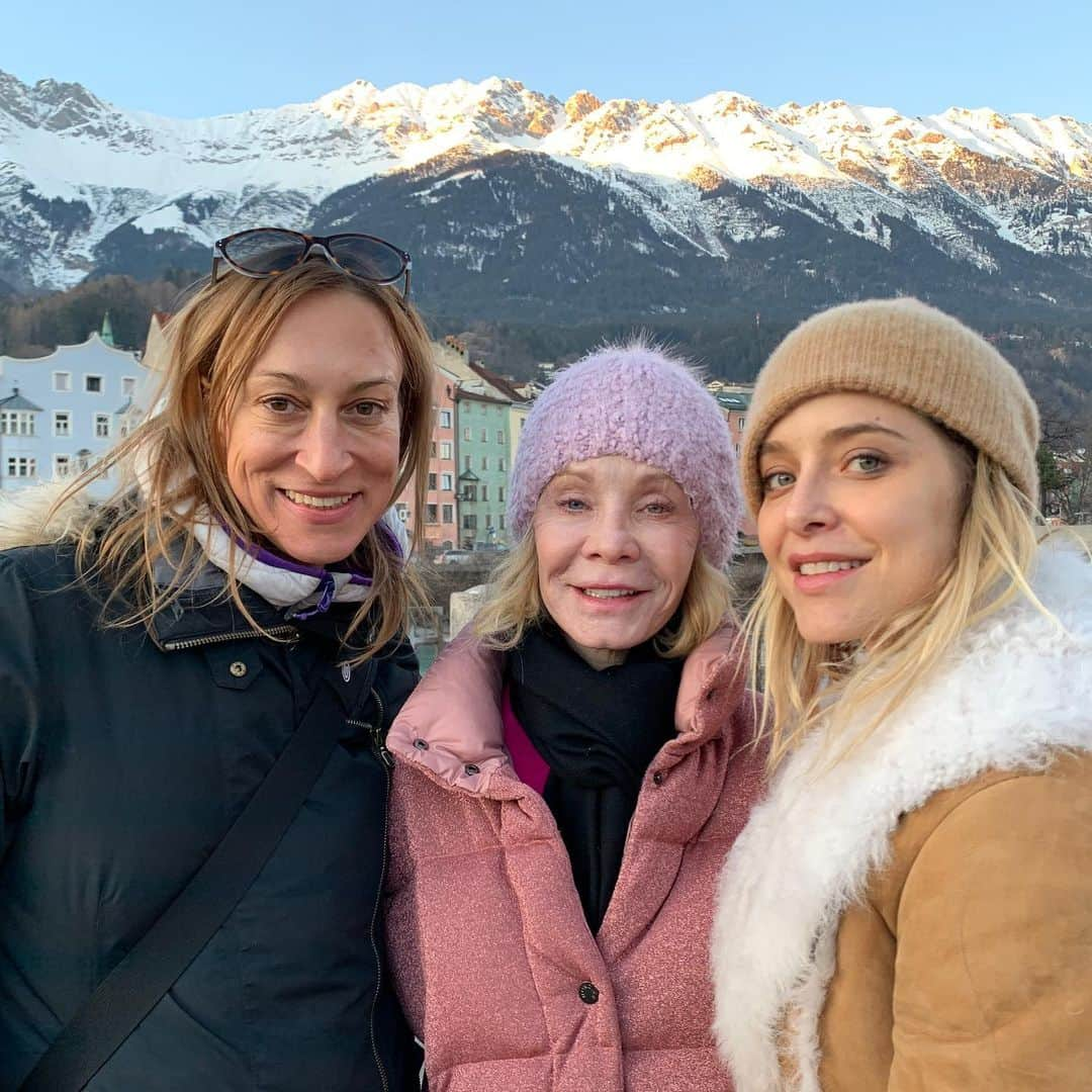 ジェニー・モレンさんのインスタグラム写真 - (ジェニー・モレンInstagram)「Drei Mädels loose on the town #Innsbruck #snowmoc @alessandraravanelli @watermoccasin25」1月3日 2時05分 - jennymollen