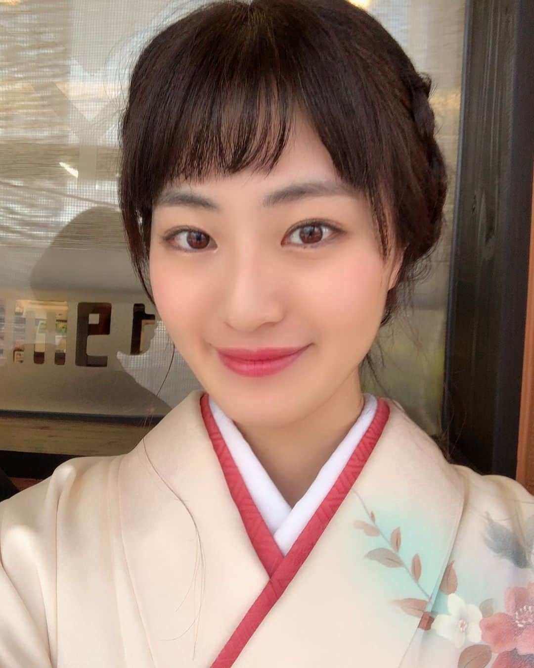 朝倉恵理子のインスタグラム：「新年あけましておめでとうございます😊 フォロワーの皆様、今年もよろしくお願いいたします🙇‍♀️ #あけましておめでとうございます  #新年の挨拶  #今年もよろしくお願いします  #着物 #訪問着 #初詣 #オン眉」