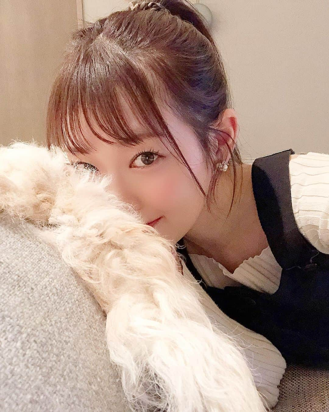 渡辺美優紀さんのインスタグラム写真 - (渡辺美優紀Instagram)「. ぎりぎり写真に写っている髪を結んでるシュシュはりかちゃんがプレゼント🎁してくれたやつ💖@rikakishino_official . かわいすぎるし、色も使いやすくて毎日使ってる💕🙏🏻 シュシュ2つセットで赤リボン🎀の方はあったかくなったらたくさん使いたいなぁって今からわくわくしてる🌴 . #シュシュ #FENDI #ヘアアレンジ #びっくりするくらいギリギリ写ってるよ🥰」1月3日 13時07分 - miyukichan919