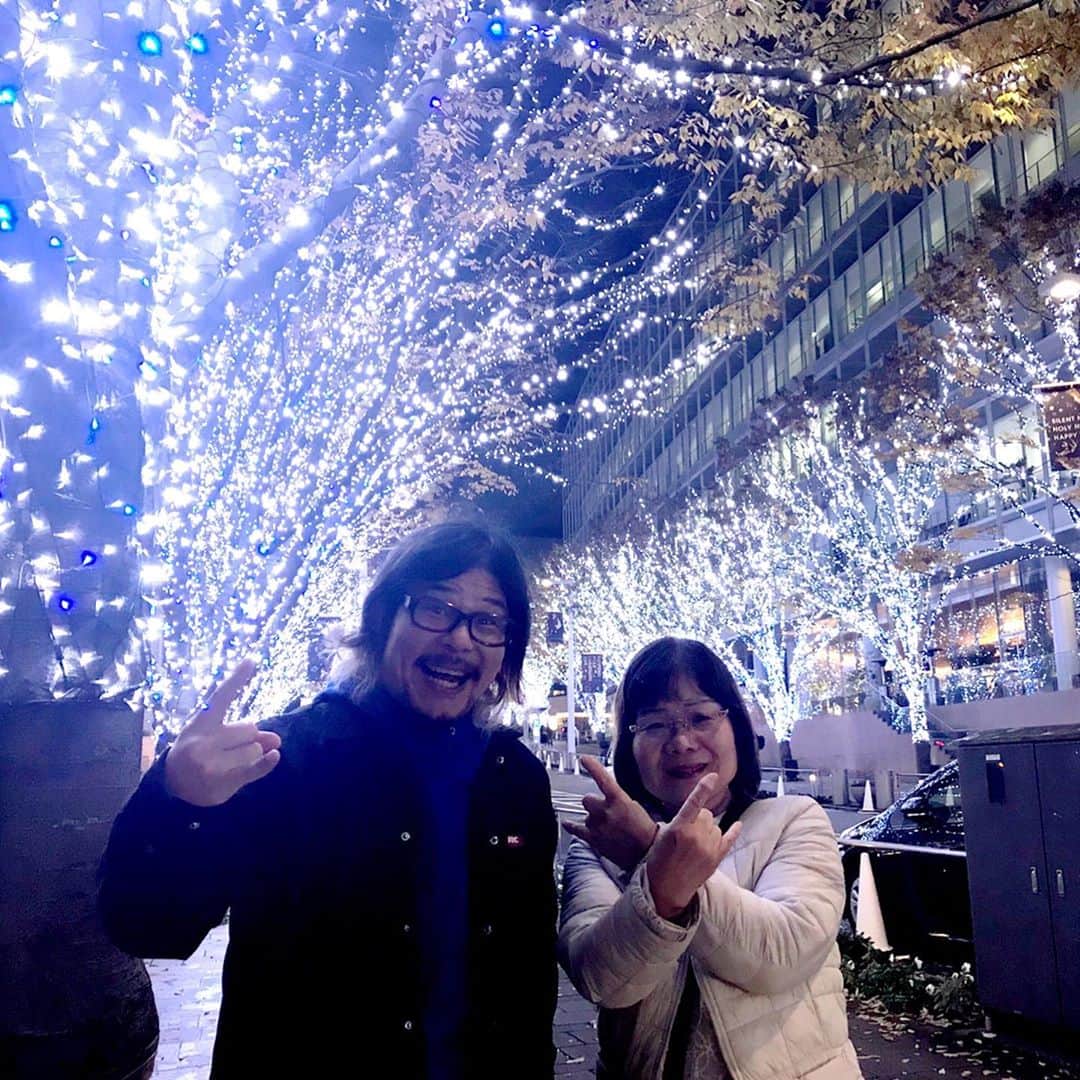 マキシマム ザ ホルモンのインスタグラム：「遅ればせながら、新年あけましておめでとうございます🎍  2つの讃岐面より初春のお慶びを申し上げます。  今年もよろしくお願い致します。  byダイスケはん  #先月オカンが東京上陸した際の六本木けやき坂より #年明けなのに年の瀬感」
