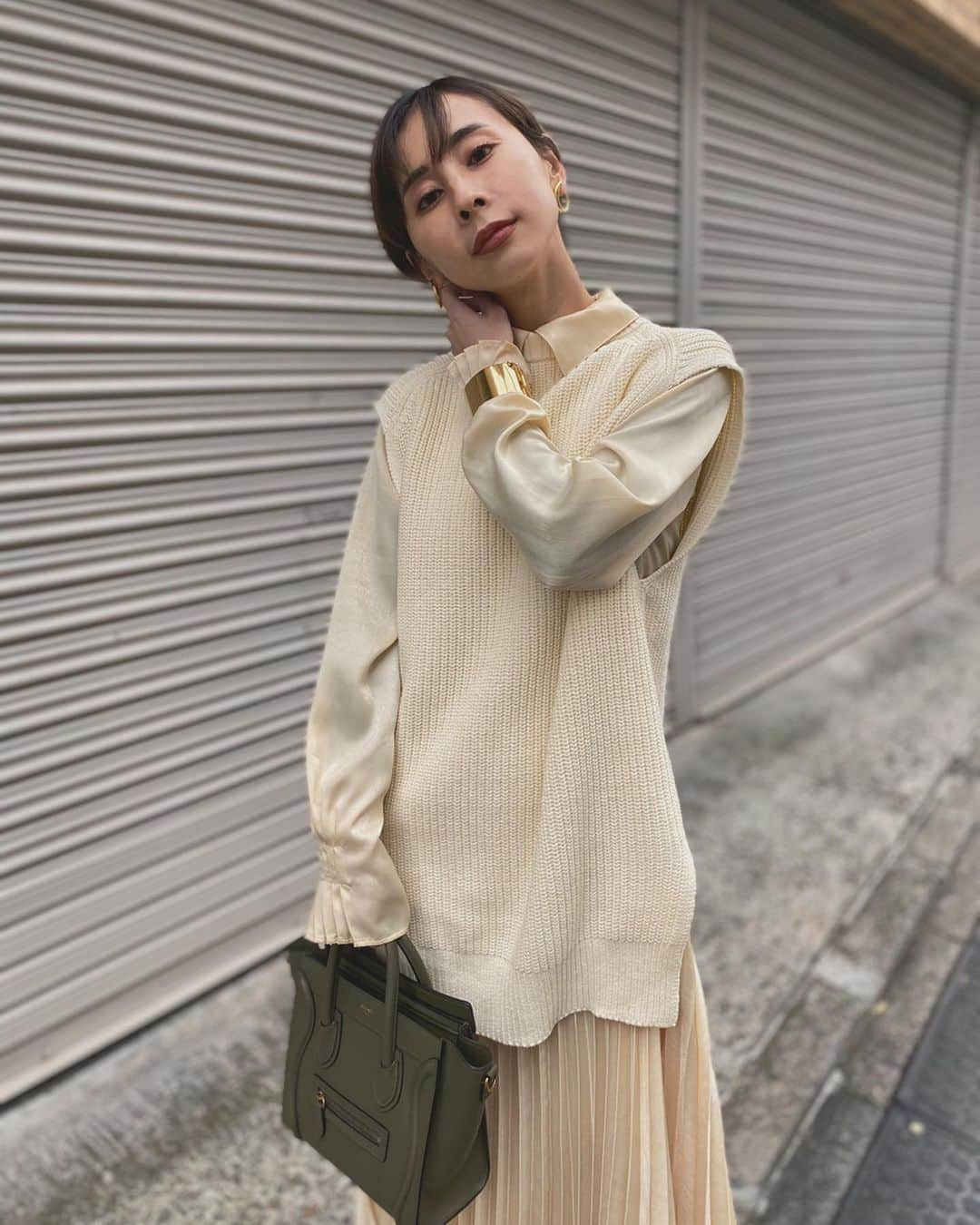 黒石奈央子さんのインスタグラム写真 - (黒石奈央子Instagram)「あめりふく。 . . VEST WITH PLEATS DRESS ¥18500+tax 1/10 . ちょくちょく私のインスタのストーリーで出てきたニットレイヤードワンピ。 この子もリアルオーダーしたこ。 .  @ameri_shinjuku @amerivintage @ameri_daikanyama @ameri.shinsaibashi #ameri#amerivintage #fashion #vintagefashion #coordinate#ootd#outfit#osanposnap #705_outfit #大人ファッション #大人コーディネート #大人スタイル #modestyle #modefashion#modecasual」1月3日 13時06分 - blackstone705