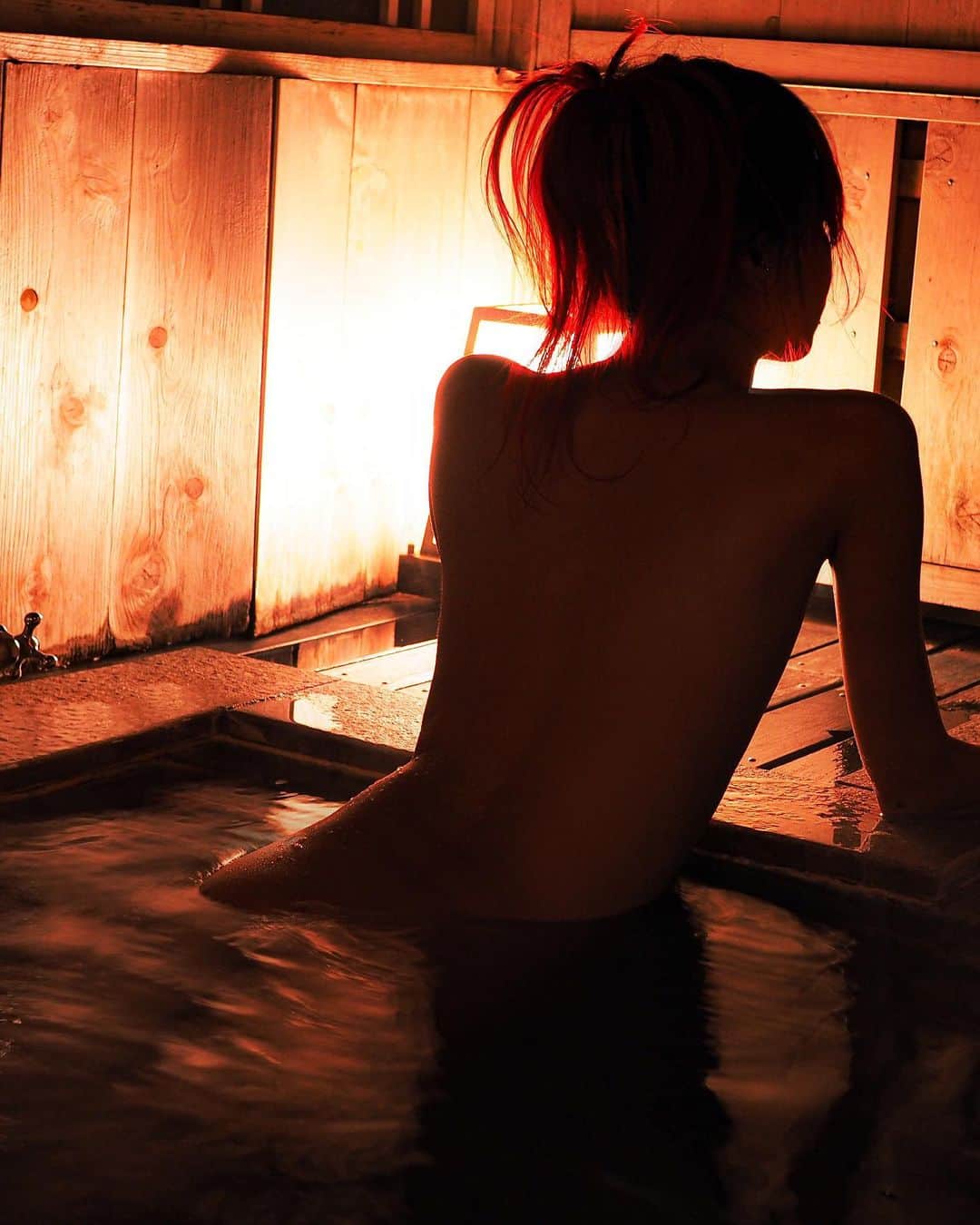 si ouxのインスタグラム：「温泉に浸かりながら正月特番を眺める生活を送っていました。 新年あけましておめでとうございます。  2020年はこれまでよりもっと自論を固めていきたいです。そしてやりたいことをやります。  #selfie #newyear #happynewyear #onsen #三河屋旅館 #有形文化財 #hakone #箱根温泉 #セルフィー #selfportrait #mikawayaryokan #privateonsen」