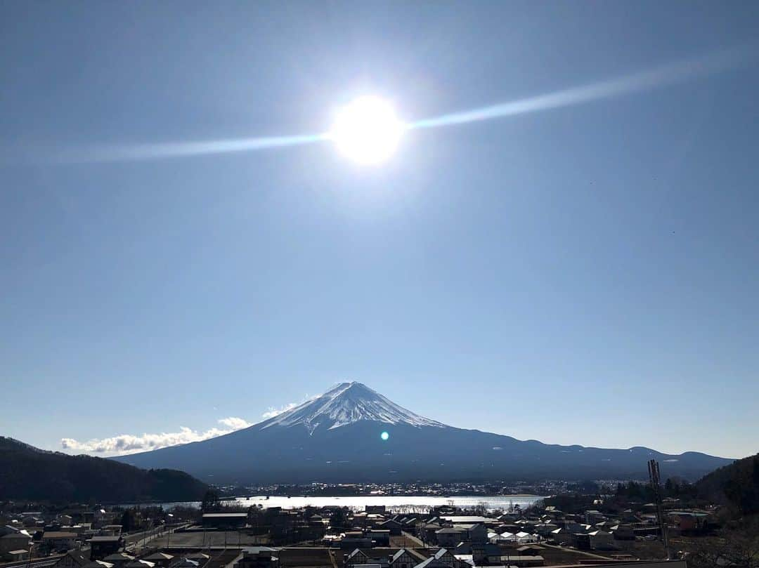 藤井美加子さんのインスタグラム写真 - (藤井美加子Instagram)「☆﻿ 富士山とセロトニン🗻☀️﻿ ﻿ 日本一の富士山を見ながら太陽を浴びる。 ﻿ なんて贅沢なんでしょう👏👏👏﻿ ﻿ ﻿ 太陽の光を浴びるとセロトニンが分泌されます（別名幸せホルモン）気持ちが前向きになり若返りや美容効果があります。眉間の辺り（第三の目）で浴びる事で直感が冴えてエネルギーに溢れます。﻿ ﻿ ﻿ ﻿ ﻿ ﻿ ﻿ #幸せホルモン#セロトニン#太陽#第三の目#美肌食マイスター#アンチエイジングアドバイザー#美肌エキスパート#女優#美容#美肌生活#美活#美しく生きる#若返り#元気ホルモン#河口湖#富士山#三木美加子 ﻿ #beauty#beautiful#happy#sun#photo#newyear#fujisan#mtfuji#fuji#kawaguchiko#japan#lake#kawaguchikolake」1月3日 13時00分 - mikako_miki