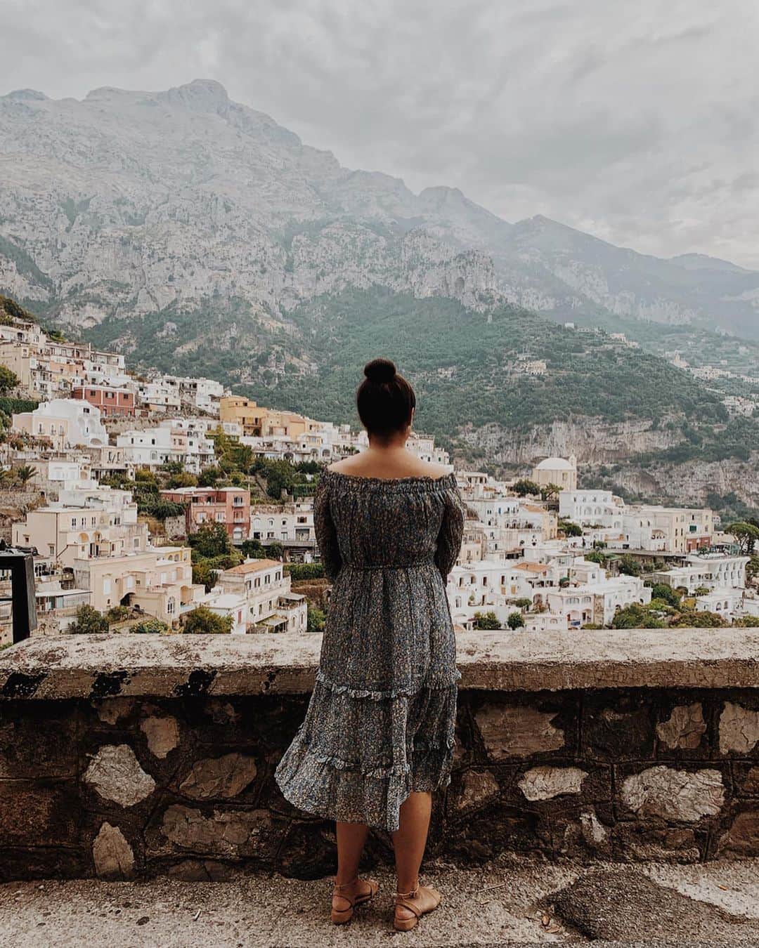 リザ・コッシーのインスタグラム：「i’ve been spoiled with family i adore, friends i love and miles i've collected. here are some parts of the world, and the people that make mine go round.」