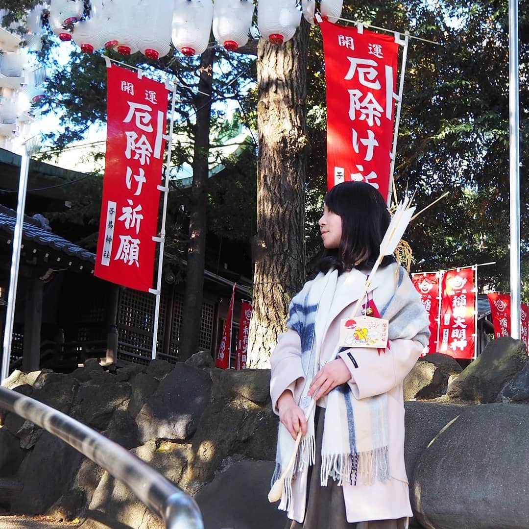 Kuboi Ayumiさんのインスタグラム写真 - (Kuboi AyumiInstagram)「家族で初詣に行ってきました☆﻿ ﻿ 厄年なので、破魔矢を新しくして、お守りを買って、多めにお賽銭を。﻿ 厄払いもしないとなと思っているのですが、都内でおすすめの神社があったら教えてください(^^)﻿ ﻿ 今年もたくさんの福袋を買いました。﻿ 並んだりもなかなかできないので、基本的にネットで購入か﻿ 予約したものばかり。﻿ blogで開封したものからどんどん中身を載せていっているので﻿ 興味がある方はインスタプロフィールトップからブログに飛んでみてみてくださいね。﻿ ﻿ ﻿ ■購入した福袋抜粋﻿ ﻿ ・#starbucks（#スタバ）﻿ ・gelato pique（#ジェラートピケ）﻿ ・TULLY'S COFFEE (#タリーズ)﻿ ・#リンツ﻿ ・KALDI（#カルディ コーヒーファーム）﻿ 食品、もへじ、オリジナル、コーヒー﻿ ・#ココイチ（#CoCo壱番屋）﻿ ・#マクドナルド（#マック）﻿ ・#ミスド （ #ミスタードーナツ）﻿ ・#ディズニー ストア﻿ ・#Biople by CosmeKitchen‎‎﻿ ・#サーティーワン﻿ ・#プティマイン﻿ ﻿ ﻿ ■コート﻿ @ms.right.fashion ﻿ シンプルで使いやすいデザイン。﻿ もこもこのニットを着ることが多いので、﻿ ちょっとオーバーサイズで楽しんでいます。﻿ ﻿ #女の子ママ #初詣 #赤ちゃんのいる生活 #厄年 #厄払い #Disney﻿ #カルディ #HAPPYBAG #初売り #福袋ネタバレ #福袋 ﻿ #ディズニー好きと繋がりたい #ディズニー好き #ミッキー﻿ @starbucks @starbucks_j  @gelatopique_official  @Biople  @tullyscoffeejapan ﻿ @petitmain_official」1月3日 11時37分 - himekagami