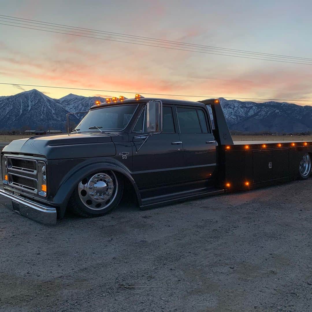 ストーン・コールド・スティーブ・オースチンのインスタグラム：「Stopped by @ctpconcepts to see Travis and his bad ass SEMA build today. The NightTrain. Never seen anything like it. Very cool.  #c50 #chevy #duramax  PS. Truck rides on @accuair suspension... Travis raises and lowers it with a push of a button. This is low position. Ride height is higher.」