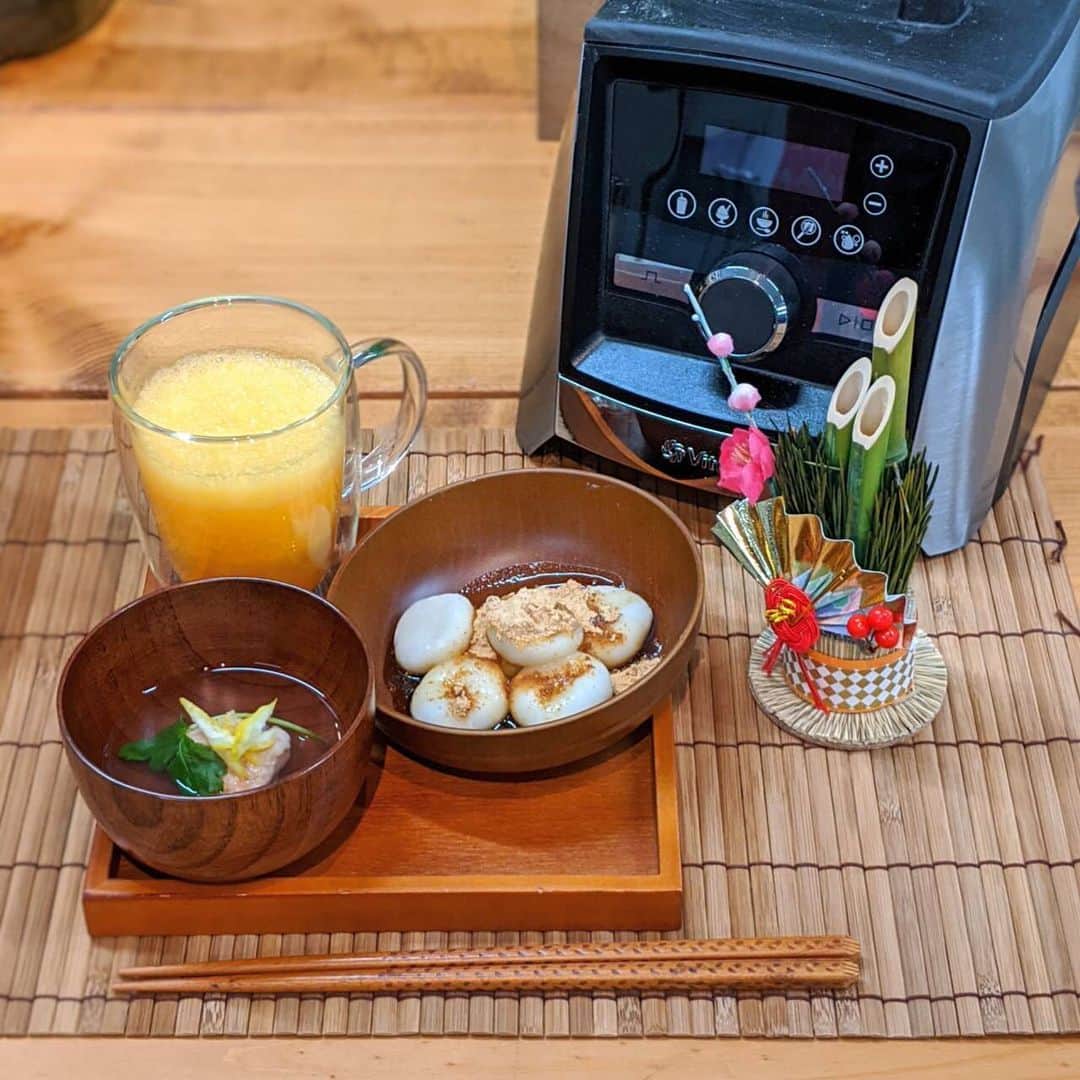 のインスタグラム：「【vitamix  A3500i】 お正月レシピです🎍そろそろお節料理も飽きてきた頃では？ お雑煮に替えて海老しんじょうのお鍋はいかがですか🙂 ※海老しんじょう ・ボイルした海老（殻のまま） ・はんぺん 全ての食材を入れて回すとペースト状になります！あっという間に完成です(^^) . ※大豆から挽いたきな粉 大豆を丸ごと入れて20秒くらい回すと粉砕されたきな粉に早変わり！次に 同じ容量で砂糖も粉砕します。 後はお好みの分量で合わせて下さい。 😊きな粉のお餅も美味しいですよね！  @vitamix_japan  #vitamix#ミキサー#Ascent#アセント#スムージー#スムージーレシピ#スムージー生活#お正月#海老しんじょう#きな粉#vitafood#健康#スーパーフード#調理家電#レシピ#vitamix_japan #entresquare @entresquare」