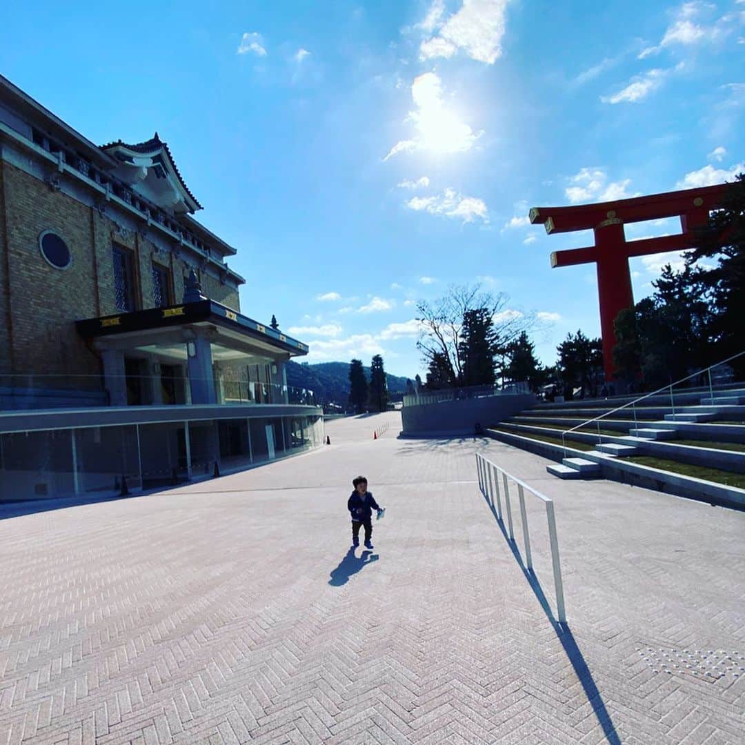 清川あさみさんのインスタグラム写真 - (清川あさみInstagram)「明けました🌅朝から子供連れて動物園に行ったり、猛ダッシュで走ったり.. 美術館のぞいたり。ここも下見に。3月21日にリニューアルする京都市京セラ美術館。実はKYOTO LAB ARTに私がプロデュースする「千年後の百人一首」を題材にしたおみくじマシーンを設置予定で..長い時間をかけて開発中です✨（間に合いますようにw） 時空を超えて、コインを入れたら一つの歌（詩）が出てくる仕組みで音や演出など準備中。お楽しみに🌅 そして明日よる19時から英雄たちの選択スペシャルに出演するので是非みてね❣️百人一首が何故できたか、必見です。 #完成予想図はスクロールでみてね　#企画とデザインしてます　#鬼頭くんのインスタレーション見れます　#明日７時からNHKで百人一首特集　#面白いよ！　#英雄たちの選択  #京都のうちでまったりみます⛩ #京セラ美術館 #千年後の百人一首 #百人一首話題　#最果タヒ」1月3日 11時54分 - asami_kiyokawa