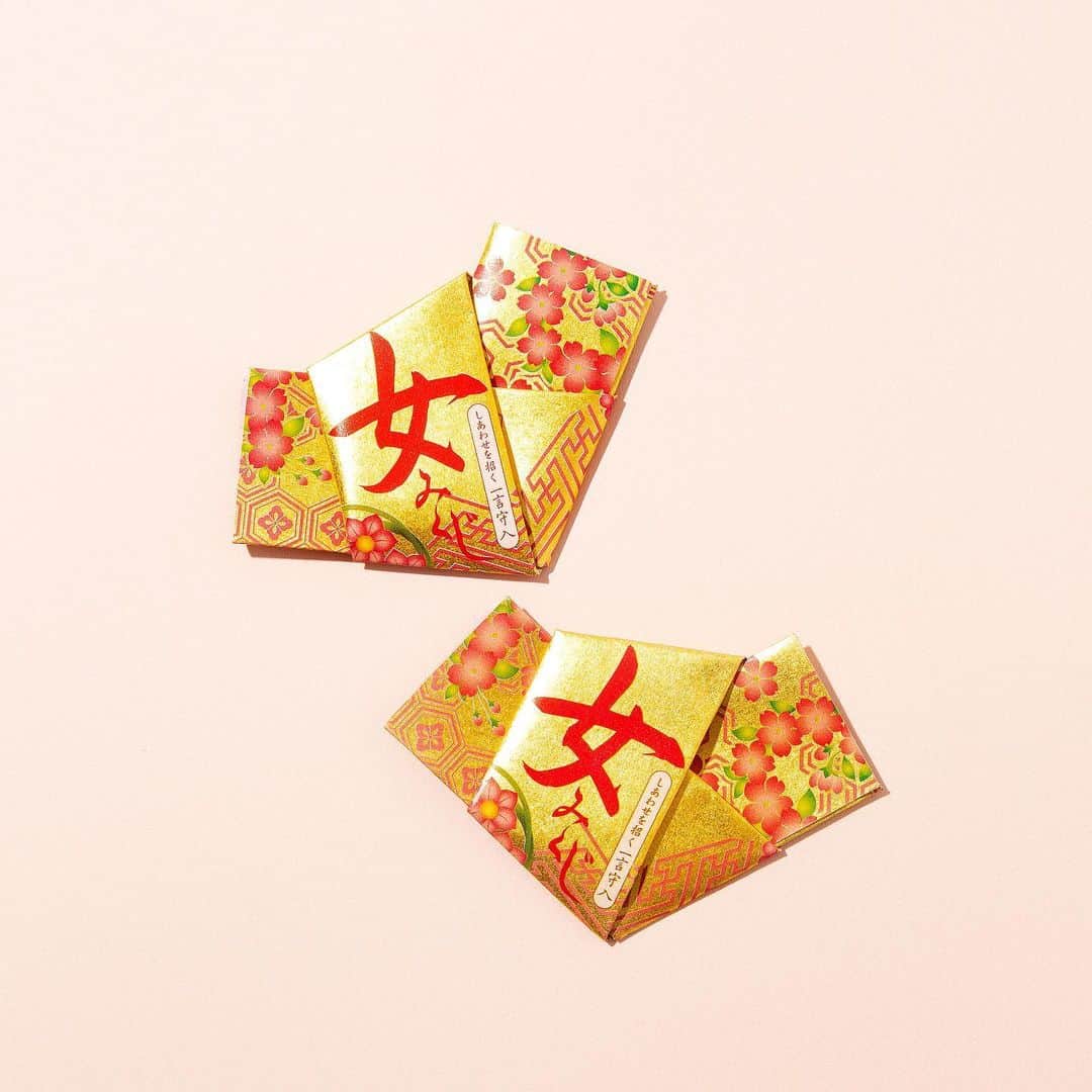 Hanako公式さんのインスタグラム写真 - (Hanako公式Instagram)「2020年のおみくじ、どれを引く？﻿ ﻿ 女としての幸せを占う。穗髙神社の「女みくじ」🐁山国の中の海の神様を祀った古社で、開運のパワースポットとしても有名な穗髙神社の「女みくじ」。ピンク色の花があしらわれた金帯のような華やかなおみくじには一言守り入りで、お財布などに入れて携帯できます。﻿ ﻿ 【Hanako_神社とお寺特集】﻿ #Hanako #Hanako_magazine #初詣 #お正月 #元旦 #神社 #寺 #お参り #椿大神社 #瀧尾神社 #湯泉神社 #縁結び#開運 #祈願 #パワースポット #お守り #おみくじ #神社巡り#御朱印 #日帰り旅 #旅行 #女子旅 #タビジョ #temple #2020年 #子年 #穗髙神社 #女みくじ#photoby_ShinnosukeYoshimori」1月3日 12時09分 - hanako_magazine