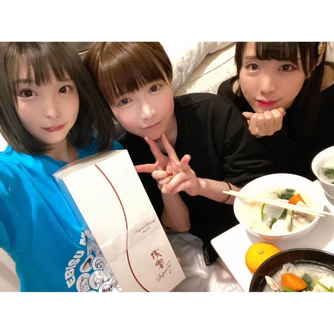 まいてぃ（粕谷まい）さんのインスタグラム写真 - (まいてぃ（粕谷まい）Instagram)「今年ももえが美味しいお味噌を両手に抱えてうちに来てくれたのでみんなでお雑煮大会しました🤤☺️💓💓 本当に美味しいお味噌を持ってきてくれるので、私は今まで関東風雑煮ファンだったのですが、もえのせいで(？)関西風雑煮のファンになりました🤤🤤 ・ ・ ・ こうして今年も年明け早々から3人で会えて本当に嬉しかった！！ ・ ・ 今年もさぞかしよろしくお願いします♡♡ ・ ・ ・ ・ ・ 出会えてよかったって心から思える2人！ だいすきだーーー！！！ ・ ・ ・ #友達 #正月 #お雑煮 #料理 #cooking #お餅 #japanesefood」1月3日 12時12分 - maity_0917