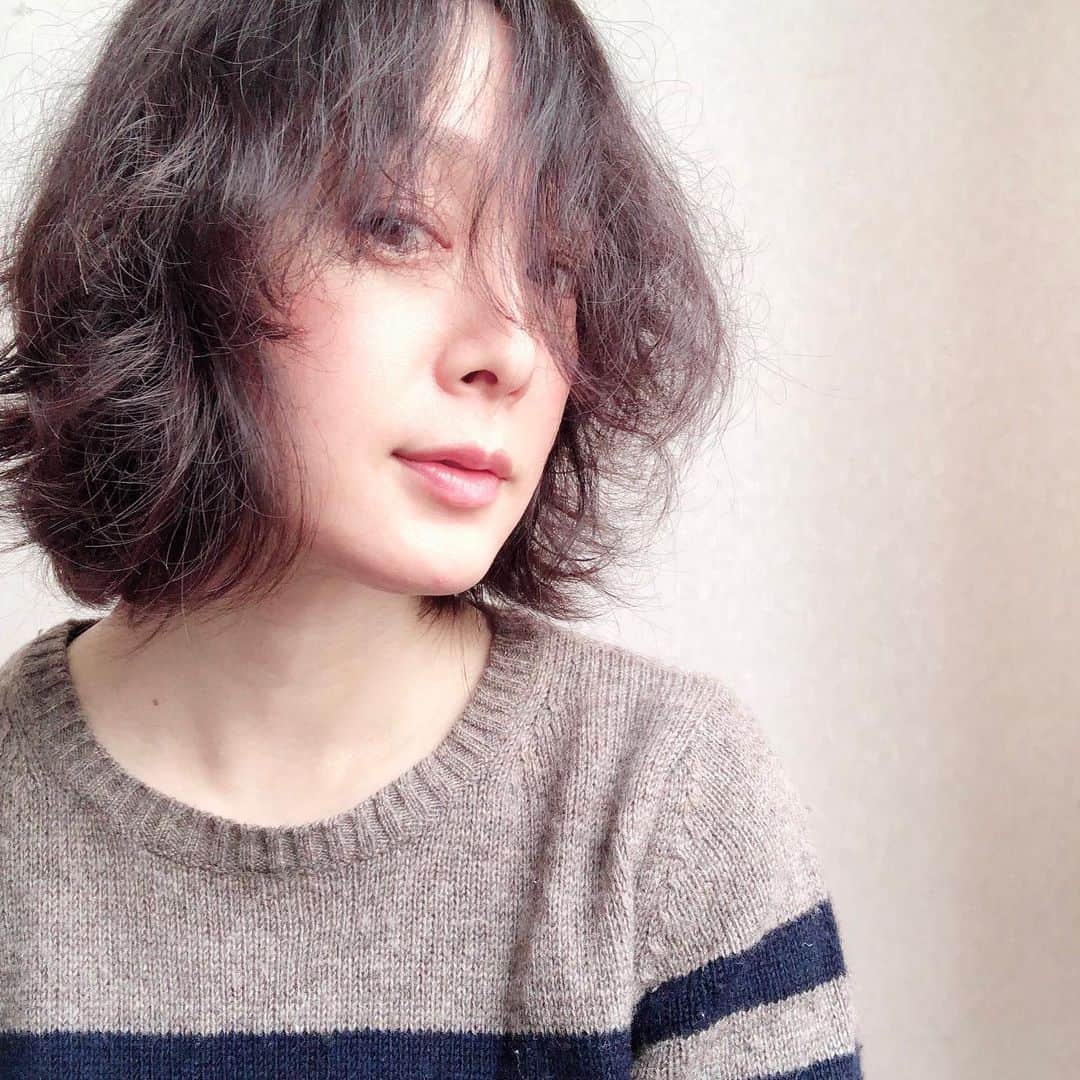 竹中友紀子のインスタグラム：「#出演情報 洗いざらしヘア。何もしないとこんな感じ^^; ※※※※※※※※ 2月に舞台に出演いたします。 下北沢演劇祭×狼少年第11回公演 阿呆も十一、番茶も出花 『陳腐、音無くすはモビー　〜蝶ですらなく蛾〜』 2020/2/5(水)〜2/9(日) @ 下北沢B1劇場  ご縁があり狼少年から出演オファーをいただいたのがちょうど3年前。気づけばメンバーとして舞台に立たせてもらえている今が本当に幸せです。 この幸せを形を変えてお客さまお届けします！ ぜひ観にいらしてください。 劇場にてお会いできるのを楽しみにしています。 チケットのご予約はプロフィールにてっ。」