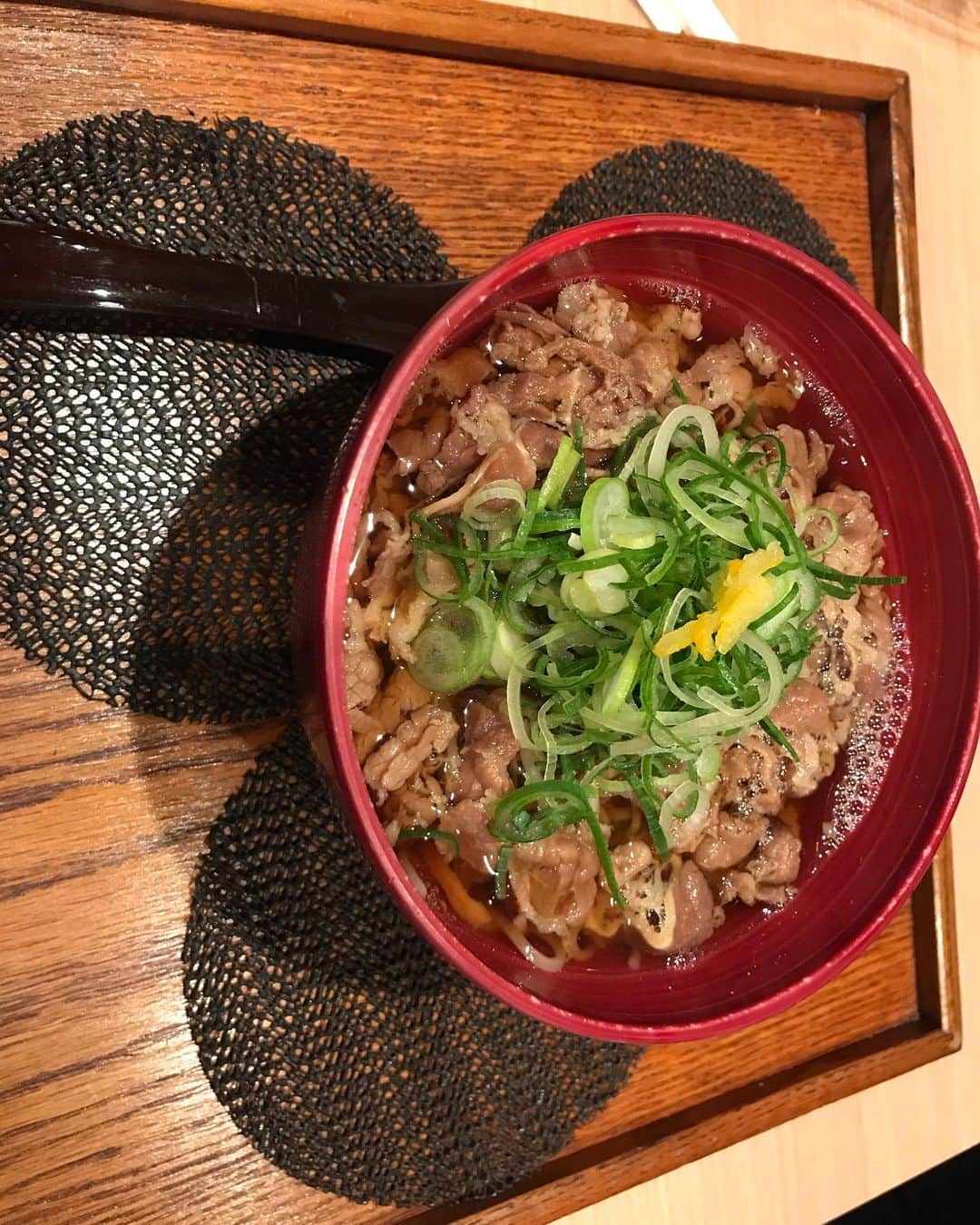 クロちゃんさんのインスタグラム写真 - (クロちゃんInstagram)「朝昼兼用ごはん  肉うどん  年越し蕎麦食べてないから、これで年越した感w」1月3日 12時16分 - kurochandesuwawa