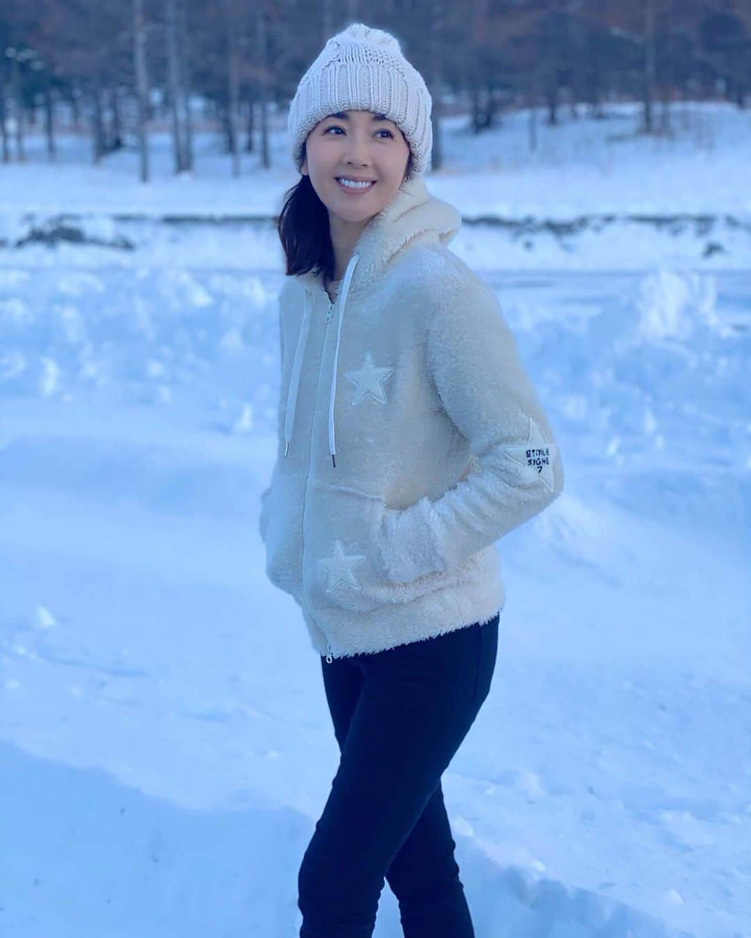 芦田桂子さんのインスタグラム写真 - (芦田桂子Instagram)「白銀の世界は 白いニットが映えます❄️ ・ フワッフワなトイプーニットは マイナス3度のスキー場でも温かかった〜☺️ まるでトイプードルを抱っこしてるみたいに🐩 ・ 大人可愛いテイストの星マーク🌟 とっても気に入ってます💕 ・ #etoilesigne﻿ #エトワールシーニュ﻿ #大人かわいい﻿ #大人カジュアル﻿ #カジュアル﻿ #アラフィフコーデ﻿ #ファッション﻿ #星﻿ #スター　 #星モチーフ #ニコちゃん　 #スマイル　 #スマイリー #スキー女子  #トイプーニット  #マイナス3度でもあったかいニット #フワフワニット  #日本製﻿ #madeinjapan﻿ ﻿#池袋東武百貨店3階 #アイフォン11プロ  #model  #芦田桂子」1月3日 12時49分 - keiko_ashida