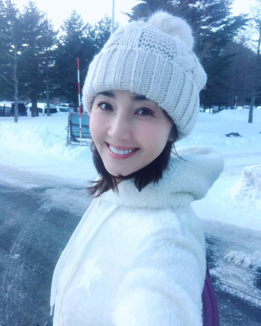 芦田桂子さんのインスタグラム写真 - (芦田桂子Instagram)「白銀の世界は 白いニットが映えます❄️ ・ フワッフワなトイプーニットは マイナス3度のスキー場でも温かかった〜☺️ まるでトイプードルを抱っこしてるみたいに🐩 ・ 大人可愛いテイストの星マーク🌟 とっても気に入ってます💕 ・ #etoilesigne﻿ #エトワールシーニュ﻿ #大人かわいい﻿ #大人カジュアル﻿ #カジュアル﻿ #アラフィフコーデ﻿ #ファッション﻿ #星﻿ #スター　 #星モチーフ #ニコちゃん　 #スマイル　 #スマイリー #スキー女子  #トイプーニット  #マイナス3度でもあったかいニット #フワフワニット  #日本製﻿ #madeinjapan﻿ ﻿#池袋東武百貨店3階 #アイフォン11プロ  #model  #芦田桂子」1月3日 12時49分 - keiko_ashida