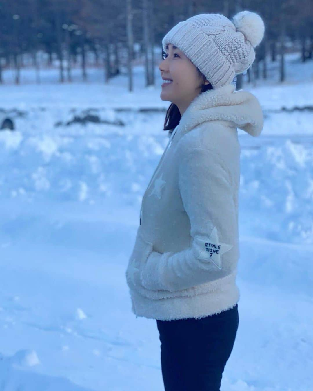 芦田桂子さんのインスタグラム写真 - (芦田桂子Instagram)「白銀の世界は 白いニットが映えます❄️ ・ フワッフワなトイプーニットは マイナス3度のスキー場でも温かかった〜☺️ まるでトイプードルを抱っこしてるみたいに🐩 ・ 大人可愛いテイストの星マーク🌟 とっても気に入ってます💕 ・ #etoilesigne﻿ #エトワールシーニュ﻿ #大人かわいい﻿ #大人カジュアル﻿ #カジュアル﻿ #アラフィフコーデ﻿ #ファッション﻿ #星﻿ #スター　 #星モチーフ #ニコちゃん　 #スマイル　 #スマイリー #スキー女子  #トイプーニット  #マイナス3度でもあったかいニット #フワフワニット  #日本製﻿ #madeinjapan﻿ ﻿#池袋東武百貨店3階 #アイフォン11プロ  #model  #芦田桂子」1月3日 12時49分 - keiko_ashida