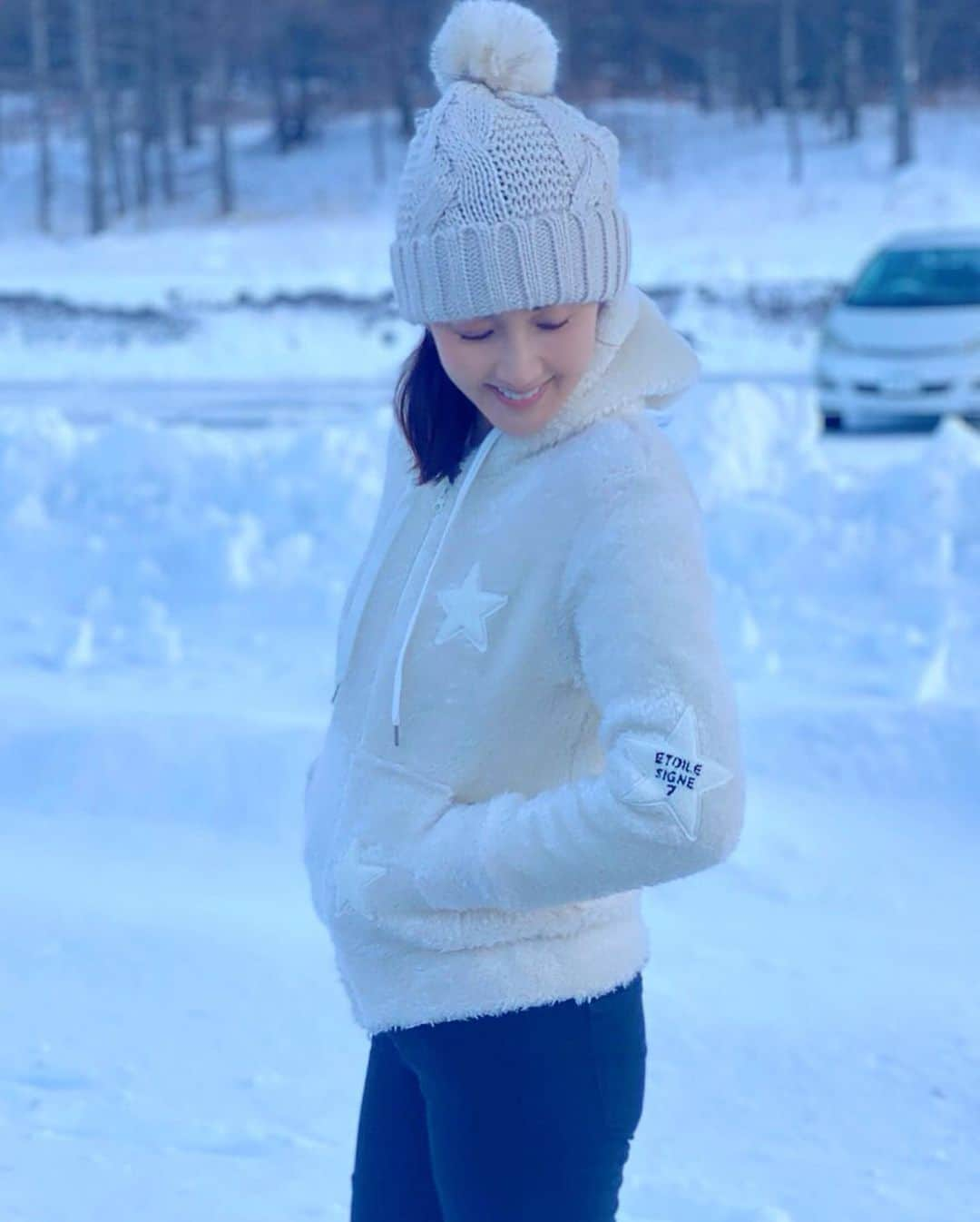 芦田桂子さんのインスタグラム写真 - (芦田桂子Instagram)「白銀の世界は 白いニットが映えます❄️ ・ フワッフワなトイプーニットは マイナス3度のスキー場でも温かかった〜☺️ まるでトイプードルを抱っこしてるみたいに🐩 ・ 大人可愛いテイストの星マーク🌟 とっても気に入ってます💕 ・ #etoilesigne﻿ #エトワールシーニュ﻿ #大人かわいい﻿ #大人カジュアル﻿ #カジュアル﻿ #アラフィフコーデ﻿ #ファッション﻿ #星﻿ #スター　 #星モチーフ #ニコちゃん　 #スマイル　 #スマイリー #スキー女子  #トイプーニット  #マイナス3度でもあったかいニット #フワフワニット  #日本製﻿ #madeinjapan﻿ ﻿#池袋東武百貨店3階 #アイフォン11プロ  #model  #芦田桂子」1月3日 12時49分 - keiko_ashida