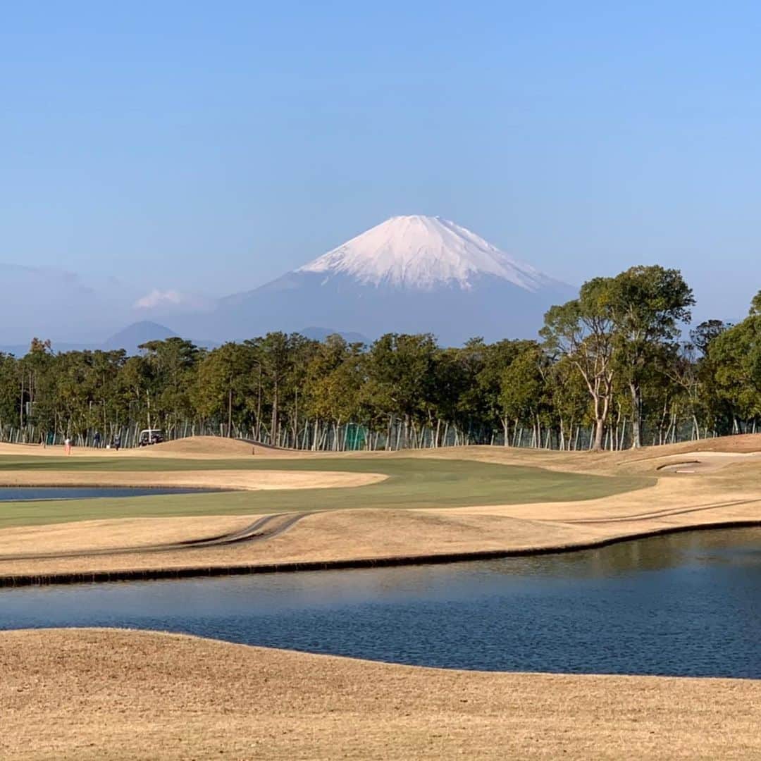 波戸康広さんのインスタグラム写真 - (波戸康広Instagram)「・﻿ 『初夢』一富士ニ波戸三本間ゴルフ…⁉️ 😂﻿ ﻿ 昨年、友人が撮ってくれました！📸 ﻿ ﻿ カメラマン顔負けの写真だったので使わせてもらいました。✨﻿ ﻿ やっぱり富士山は最高です。🗻﻿ ﻿ 日本一を眺めると何事にも頂点を目指したくなる！﻿ ﻿ 亡くなった祖父が「日本の2番目の山は知ってるか？」﻿ と聞いてきた。僕はわからなかった！﻿ ﻿ 「だから1番にならないと誰にも知ってもらえない！」﻿ と小学校時代に言われたのを覚えてます。﻿ ﻿ ﻿ #富士山 #また頂点を目指す #綺麗 #親父ギャグ #初夢﻿ #一富士二鷹三茄子 #本間ゴルフ #xp1 #波戸康広 #instagood #instaphoto」1月3日 12時41分 - hato.official