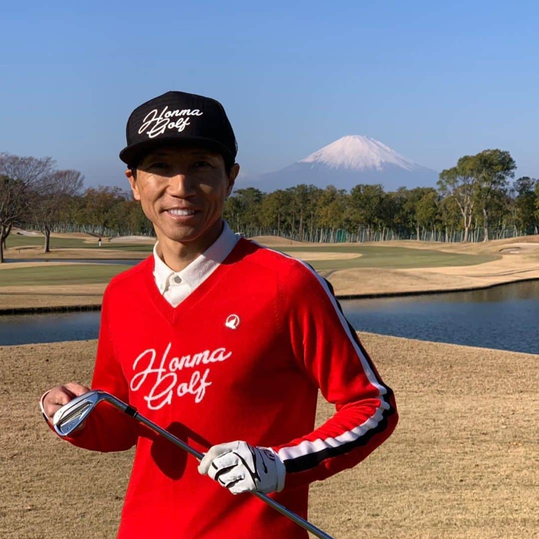 波戸康広さんのインスタグラム写真 - (波戸康広Instagram)「・﻿ 『初夢』一富士ニ波戸三本間ゴルフ…⁉️ 😂﻿ ﻿ 昨年、友人が撮ってくれました！📸 ﻿ ﻿ カメラマン顔負けの写真だったので使わせてもらいました。✨﻿ ﻿ やっぱり富士山は最高です。🗻﻿ ﻿ 日本一を眺めると何事にも頂点を目指したくなる！﻿ ﻿ 亡くなった祖父が「日本の2番目の山は知ってるか？」﻿ と聞いてきた。僕はわからなかった！﻿ ﻿ 「だから1番にならないと誰にも知ってもらえない！」﻿ と小学校時代に言われたのを覚えてます。﻿ ﻿ ﻿ #富士山 #また頂点を目指す #綺麗 #親父ギャグ #初夢﻿ #一富士二鷹三茄子 #本間ゴルフ #xp1 #波戸康広 #instagood #instaphoto」1月3日 12時41分 - hato.official