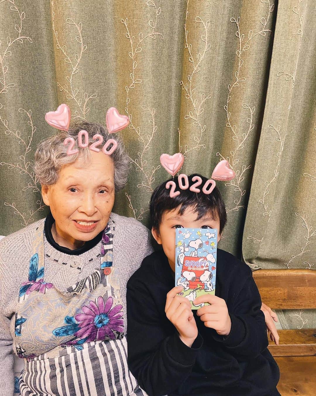 難波サキさんのインスタグラム写真 - (難波サキInstagram)「2020年元旦🎍✨ 久しぶりの家族全員集合できて嬉しいスタート💕 おばあちゃんのsnow可愛い🤣 ママからのポチ袋🧧は想いを込めて… #お年玉 #だいじにつかってね #2020年もよろしくね」1月3日 12時46分 - sakinanba