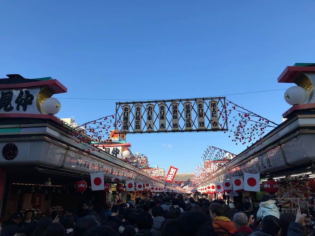 篠田麻里子さんのインスタグラム写真 - (篠田麻里子Instagram)「毎年恒例初詣⛩してきました 地元の友達皆んなと家族と😚  皆さんはどんな正月過ごしてますかー🥰 #初詣#浅草寺#tokyo」1月3日 12時57分 - shinodamariko3