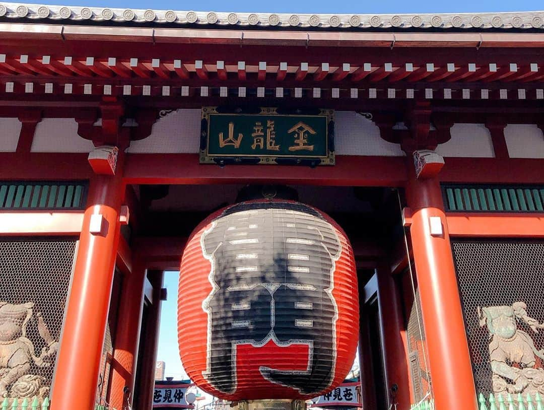 篠田麻里子さんのインスタグラム写真 - (篠田麻里子Instagram)「毎年恒例初詣⛩してきました 地元の友達皆んなと家族と😚  皆さんはどんな正月過ごしてますかー🥰 #初詣#浅草寺#tokyo」1月3日 12時57分 - shinodamariko3