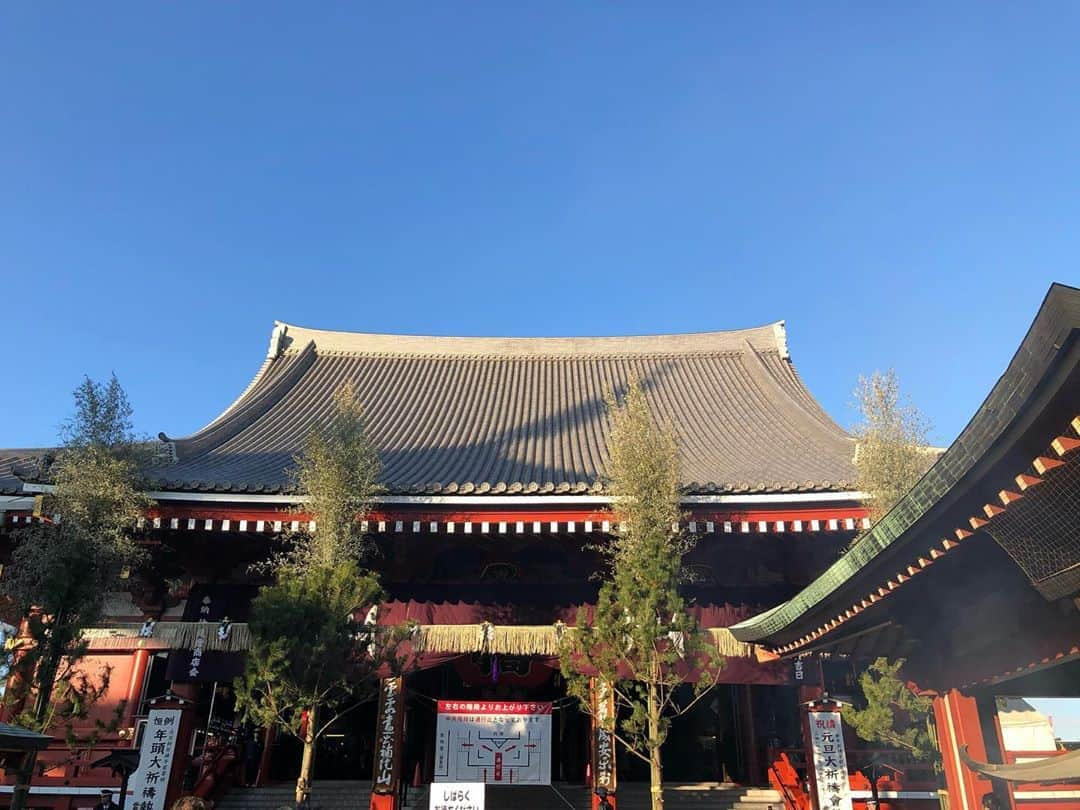 篠田麻里子さんのインスタグラム写真 - (篠田麻里子Instagram)「毎年恒例初詣⛩してきました 地元の友達皆んなと家族と😚  皆さんはどんな正月過ごしてますかー🥰 #初詣#浅草寺#tokyo」1月3日 12時57分 - shinodamariko3