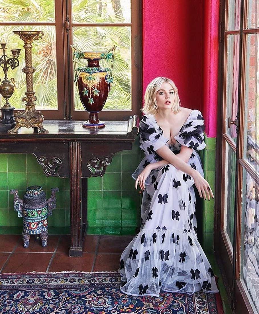 ロダルテさんのインスタグラム写真 - (ロダルテInstagram)「@lucyboynton1 wears Rodarte’s SS19 Bow Gown for @hollywoodreporter (ph: @ruvenafanador, styled by @ecduzit). #rodarte #lucyboynton」1月3日 3時58分 - rodarte