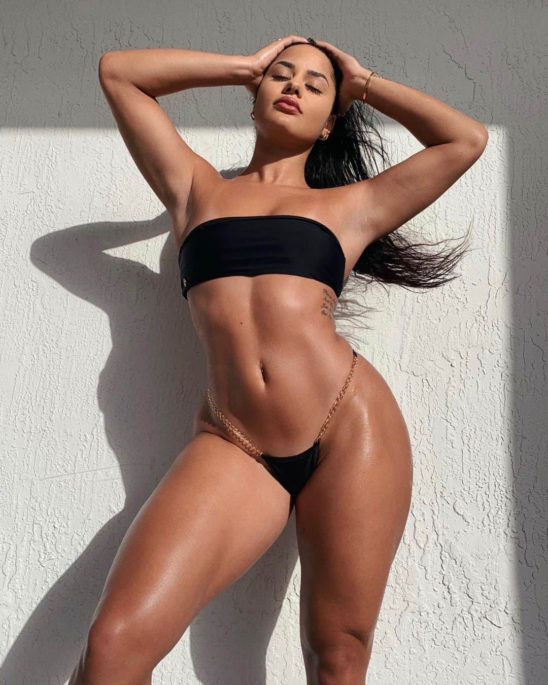 Katya Elise Henryさんのインスタグラム写真 - (Katya Elise HenryInstagram)「it’s gonnn be a whole lot of “who she think she is?!” in 2020 😝 @workouts_by_katya - - let’s make this year more special than ever before. of course we’re gonna have our ups and our downs. how you choose to handle it all, is what makes the difference. this year, learn to appreciate the small things in life... just the fact that you woke up this morning is the biggest blessing. make LOVE the driving force of everything that you do. do everything with love! live in the moment, and understand that nothing is forever. everything is so temporary. have faith & know that whatever is meant for you, will happen. and no more holding back, you’re gonna be judged regardless. all that matters is what you think of you. I would say that 2020 is gonna be my year but... every year is my year. start with that mindset. ✨🙏🏽 LEGGOOOOOO! 🤩」1月3日 4時15分 - katyaelisehenry