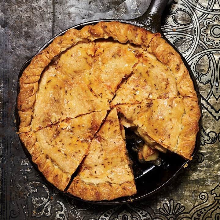 Food & Wineさんのインスタグラム写真 - (Food & WineInstagram)「Just because the holidays are "over," doesn't mean we're slowing down on our pie consumption. @ashagomez's striking apple pie gets a glossy finish from melted jaggery, a deep amber sugar, and piquant cumin seeds. Recipe link in our bio! 📷: @pissinginthepunchbowl」1月3日 4時15分 - foodandwine