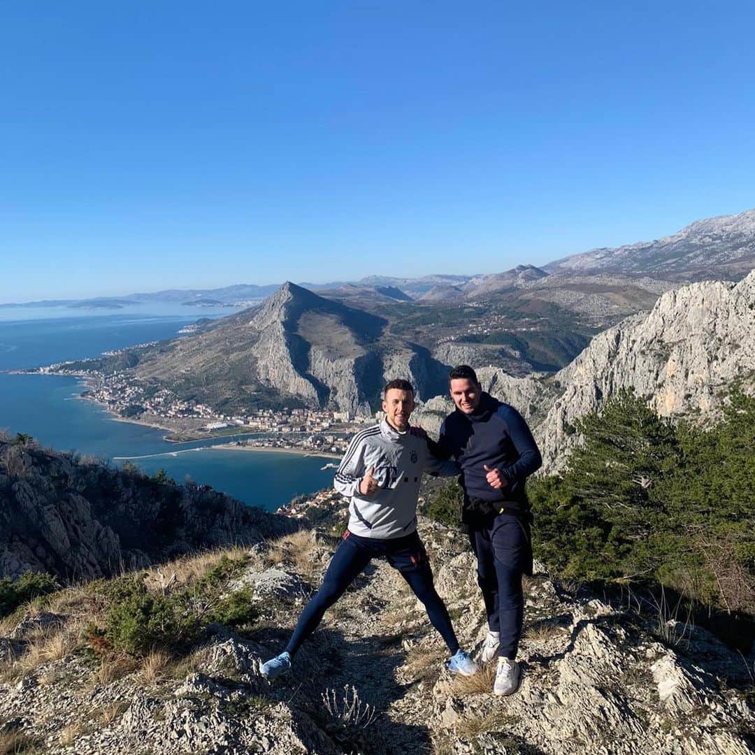イヴァン・ペリシッチのインスタグラム：「🙏🏼🌞🏃🏽🧗🏽‍♂️🇭🇷 .. #Punjenje🔋 #Omiš #HappyNewYear #2020 #GolubovaKlupica🤪」