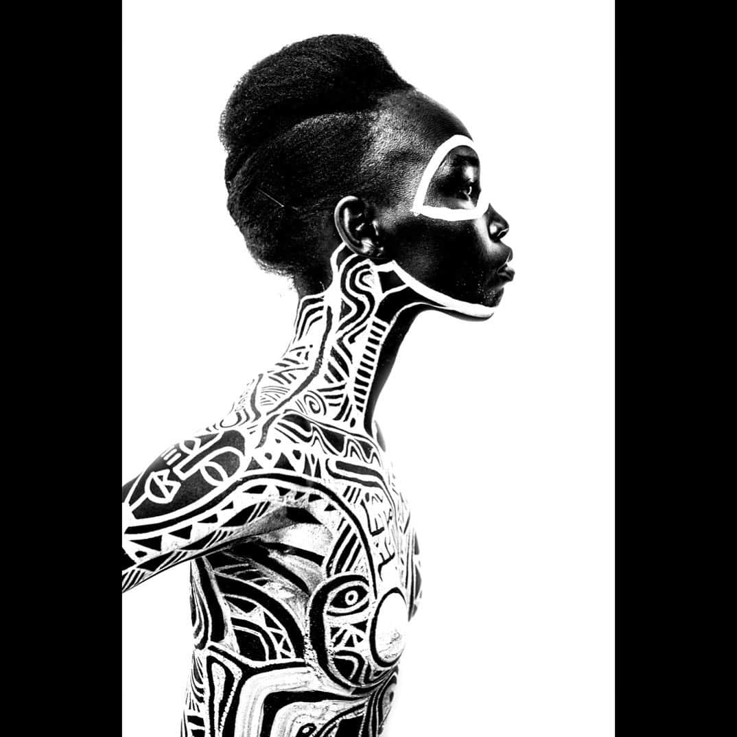TED Talksさんのインスタグラム写真 - (TED TalksInstagram)「When artist Laolu Senbanjo was a young boy, he was surprised to learn that his grandmother had not been born with her intricate tattoos. The beautiful black lines on her skin were actually symbols from Yoruba mythology, she told him. Later, as a struggling artist with little money for canvas, Laolu thought back to his childhood and began painting on bodies as a way to express his Nigerian heritage. His work now adorns bodies all over the world (you might recognize it in Beyoncé’s “Lemonade”) and is changing the way we talk about African art. Visit the link in our bio to watch his #TEDTalk and learn more about his story — and the story he says each and every artist holds within.  Photo courtesy of @laolunyc」1月3日 4時31分 - ted